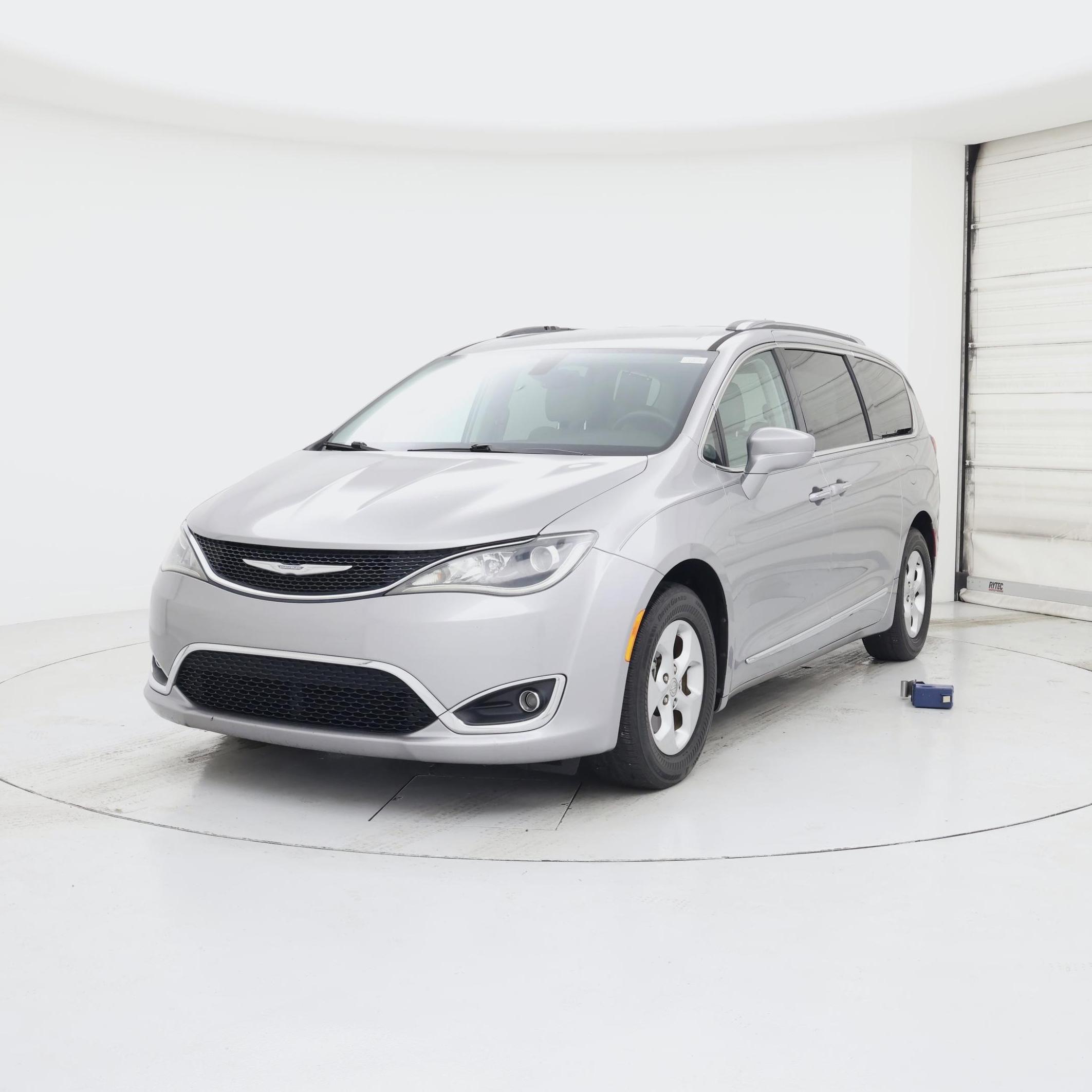 Thumbnail: 2017 Chrysler Pacifica - 4