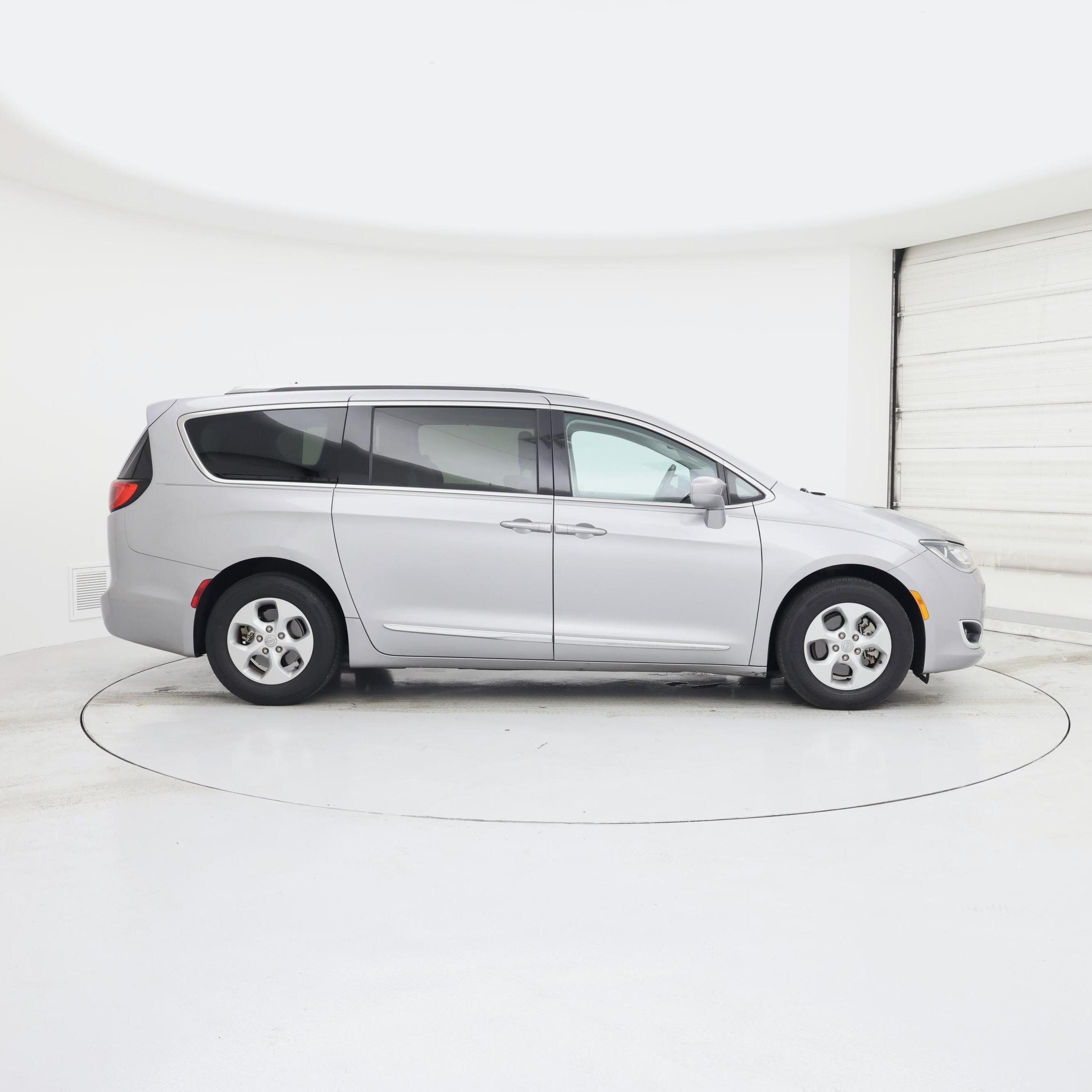 Thumbnail: 2017 Chrysler Pacifica - 7