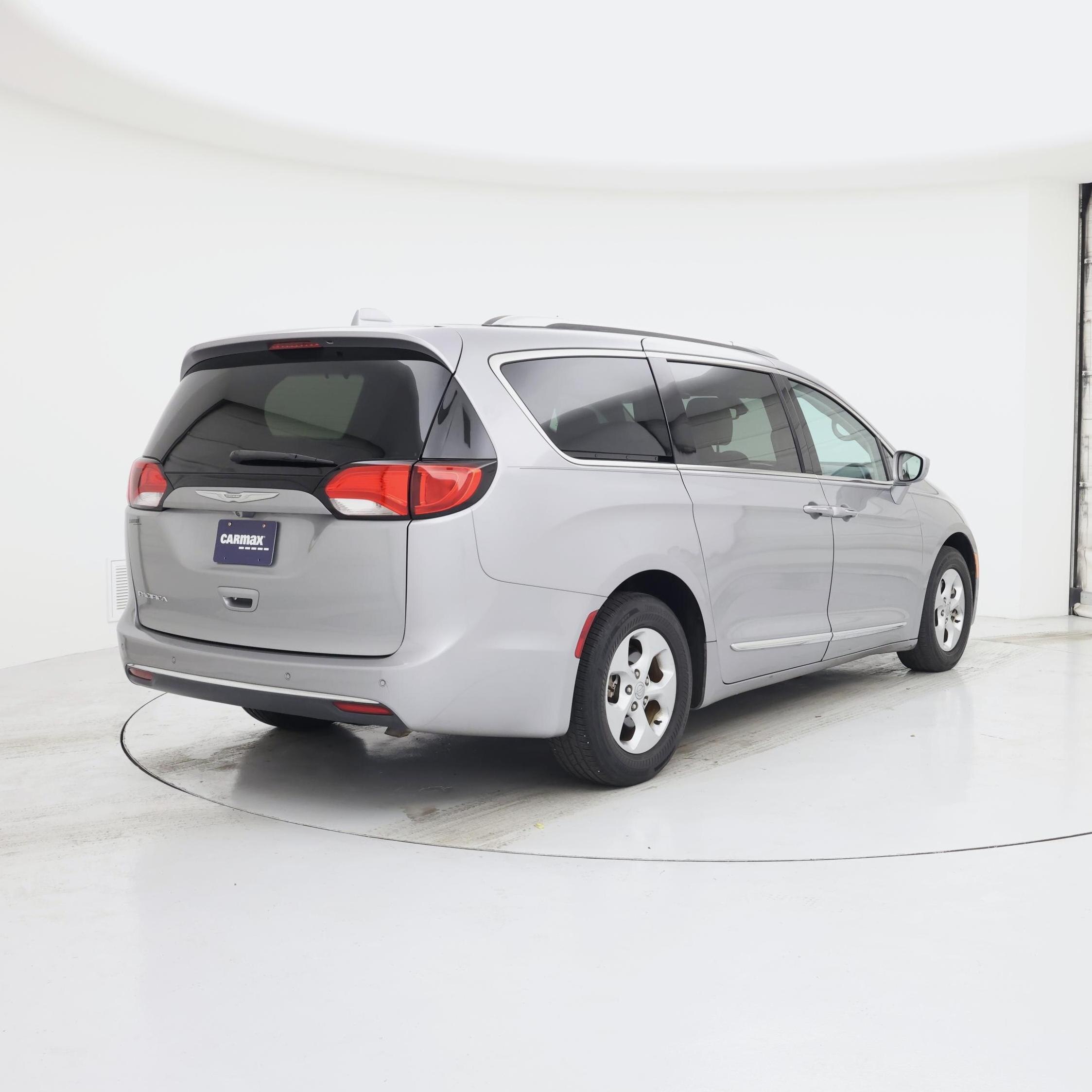 Thumbnail: 2017 Chrysler Pacifica - 8