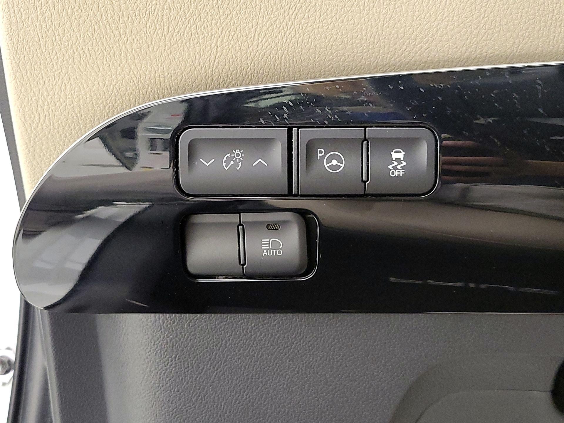 Thumbnail: 2017 Toyota Prius - 13