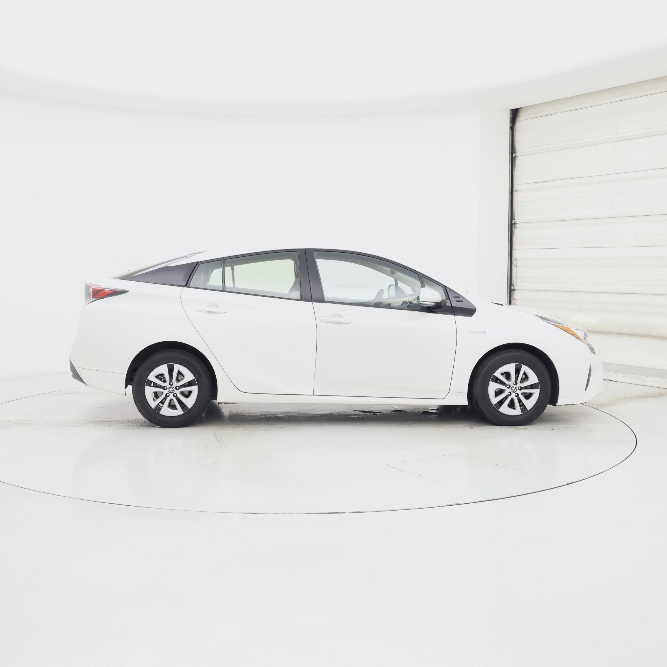 Thumbnail: 2017 Toyota Prius - 7