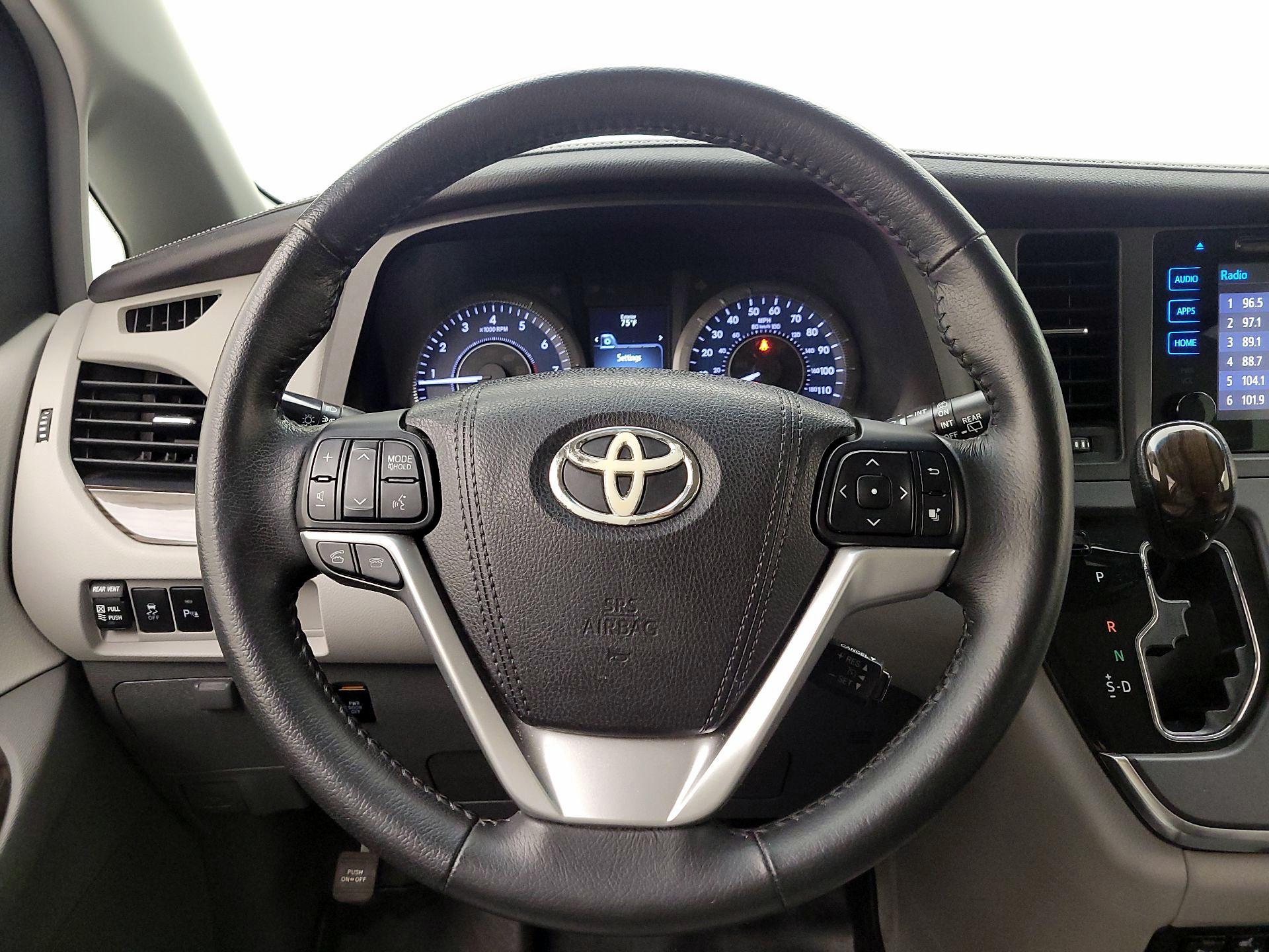Thumbnail: 2015 Toyota Sienna - 10