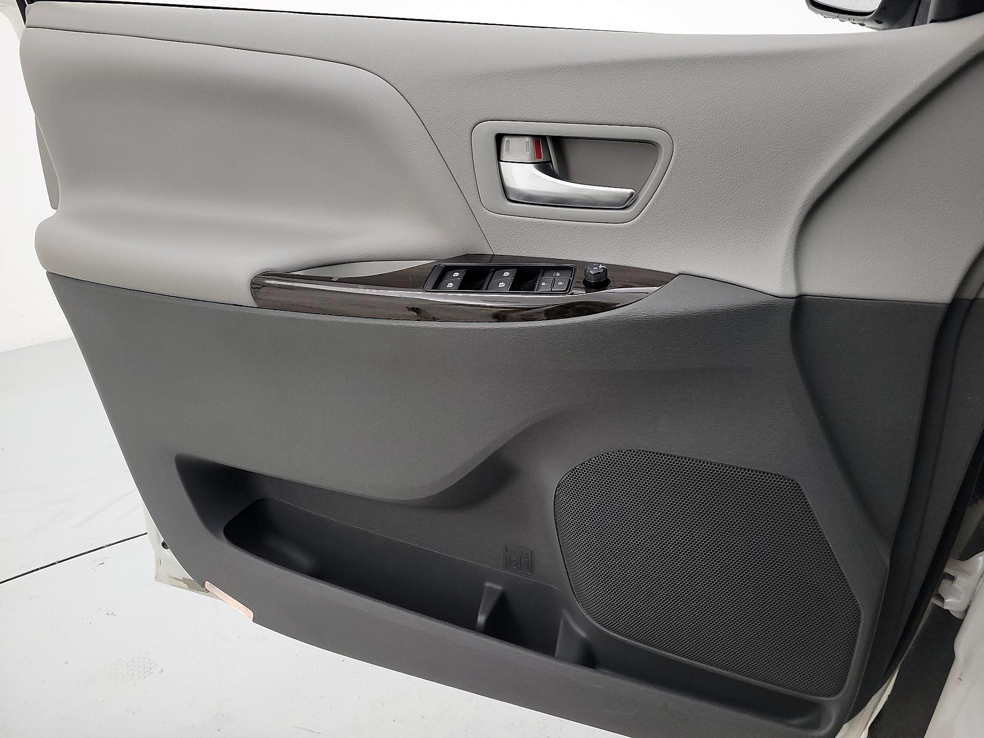 Thumbnail: 2015 Toyota Sienna - 12