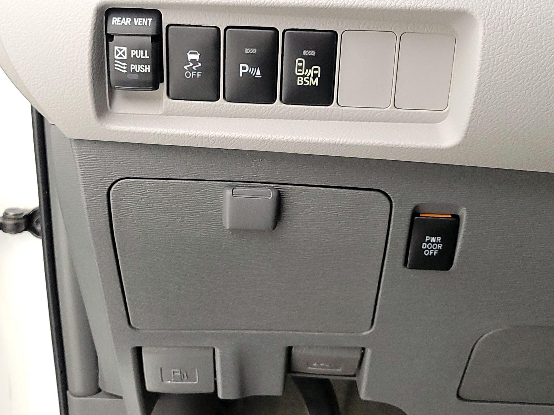Thumbnail: 2015 Toyota Sienna - 13