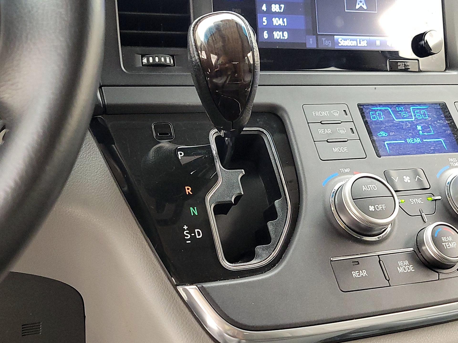Thumbnail: 2015 Toyota Sienna - 17