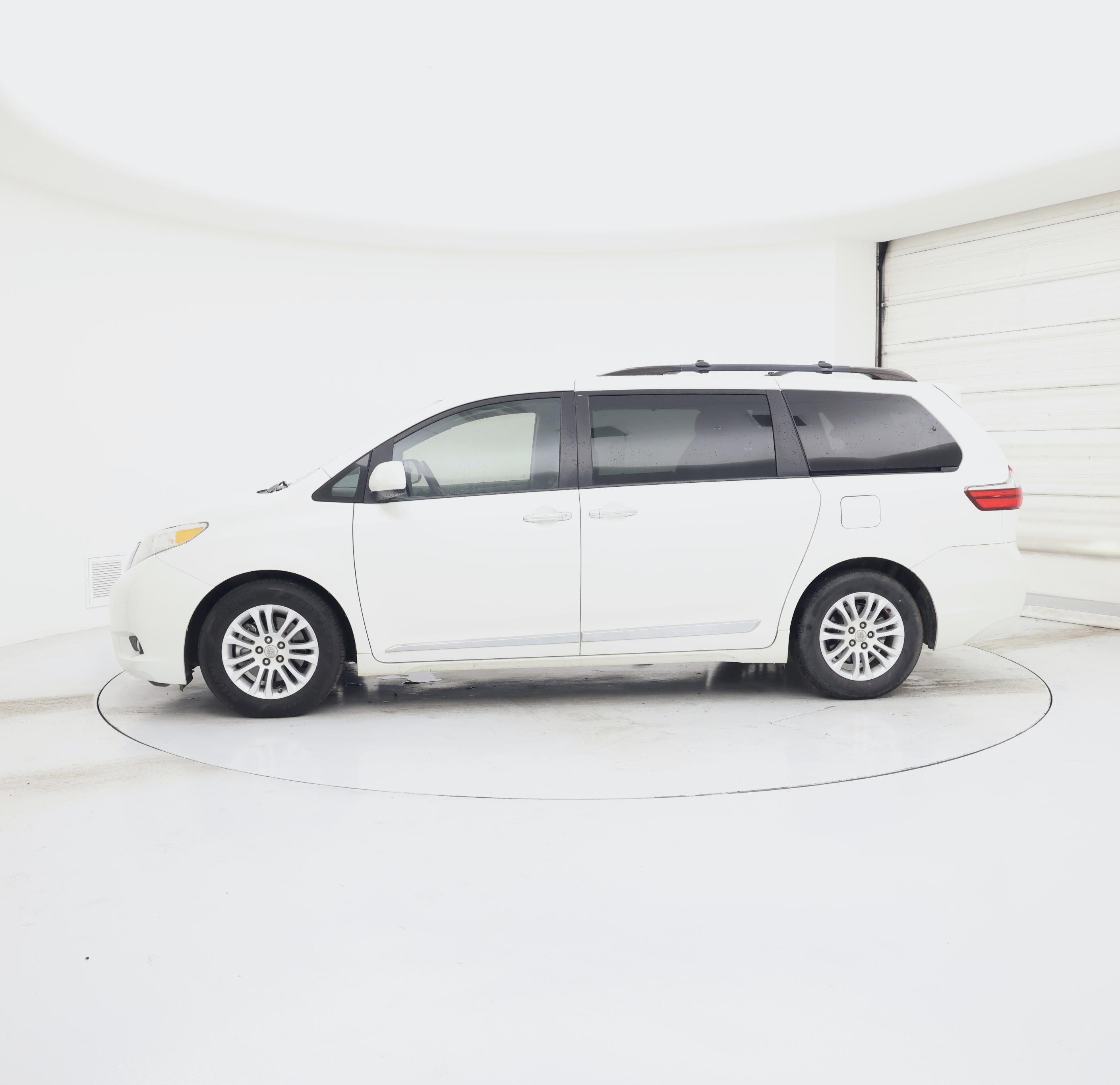 Thumbnail: 2015 Toyota Sienna - 3