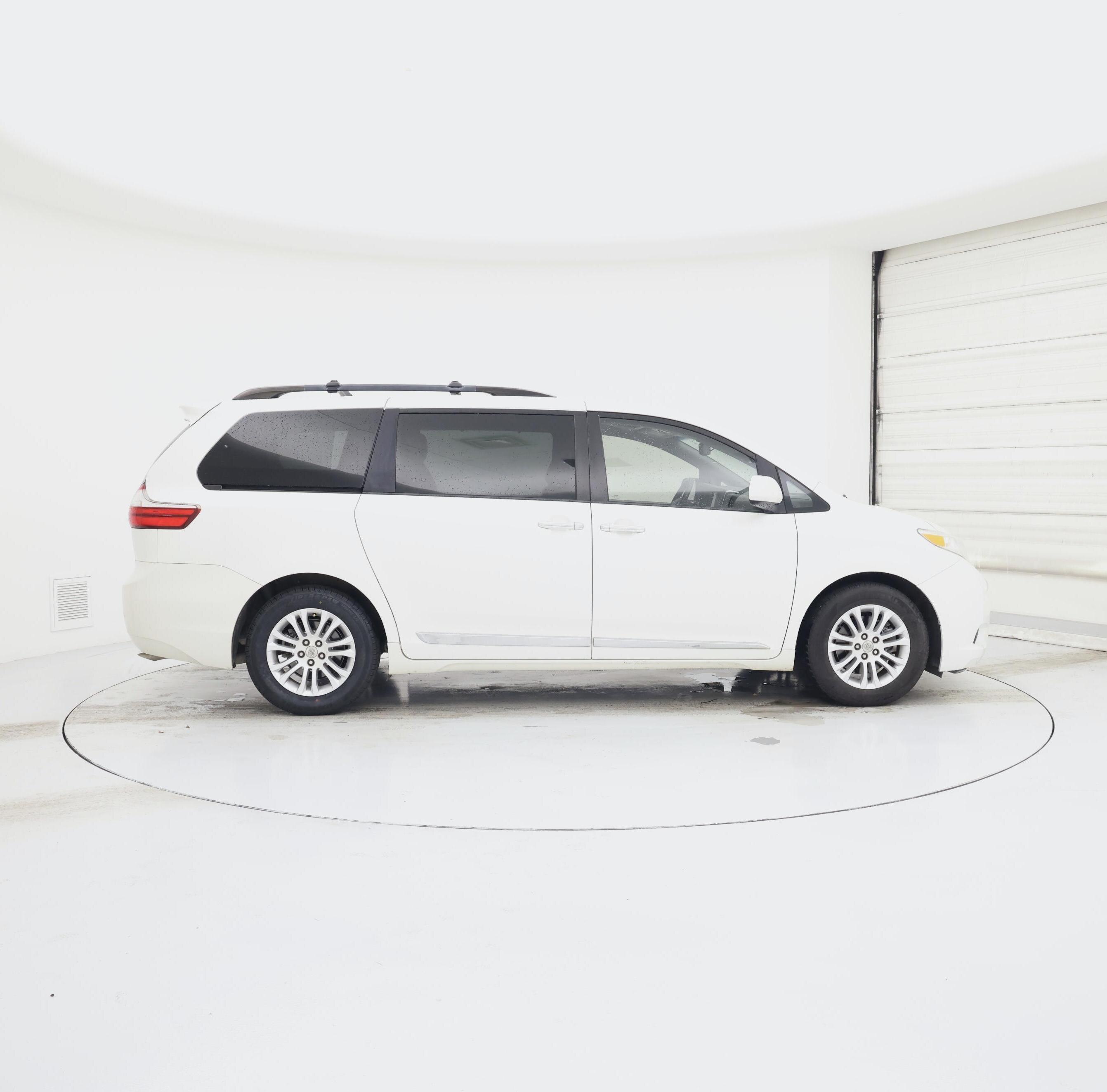 Thumbnail: 2015 Toyota Sienna - 7