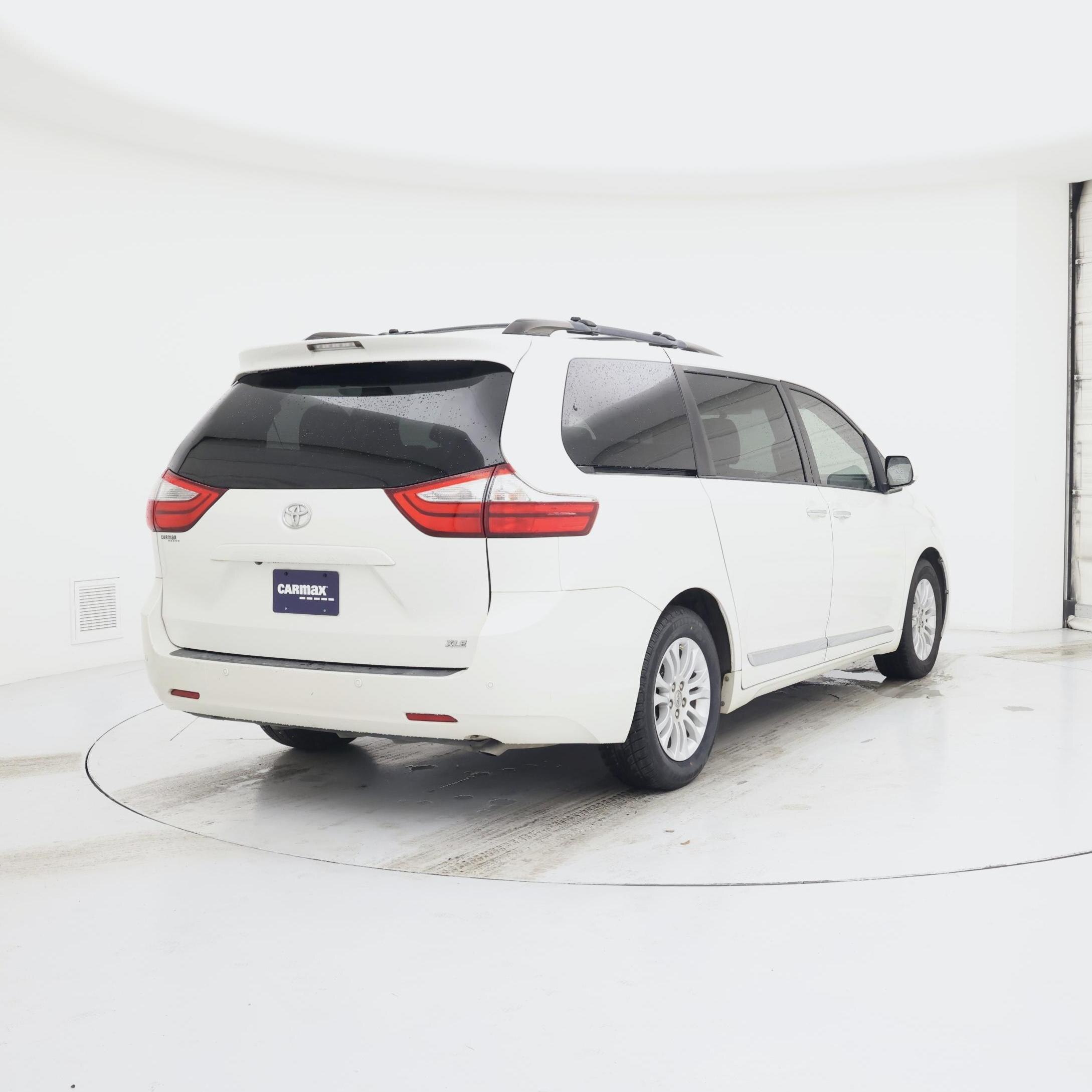 Thumbnail: 2015 Toyota Sienna - 8
