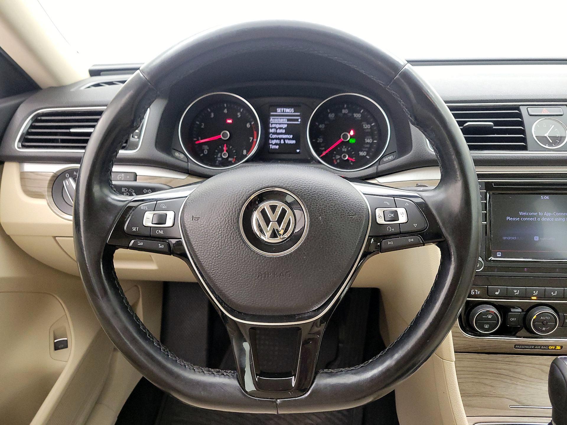 Thumbnail: 2017 Volkswagen Passat - 10