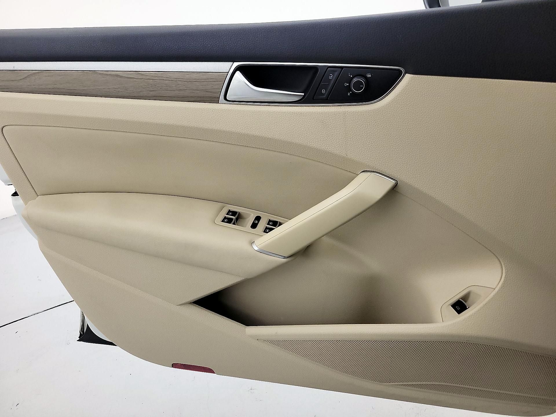 Thumbnail: 2017 Volkswagen Passat - 12