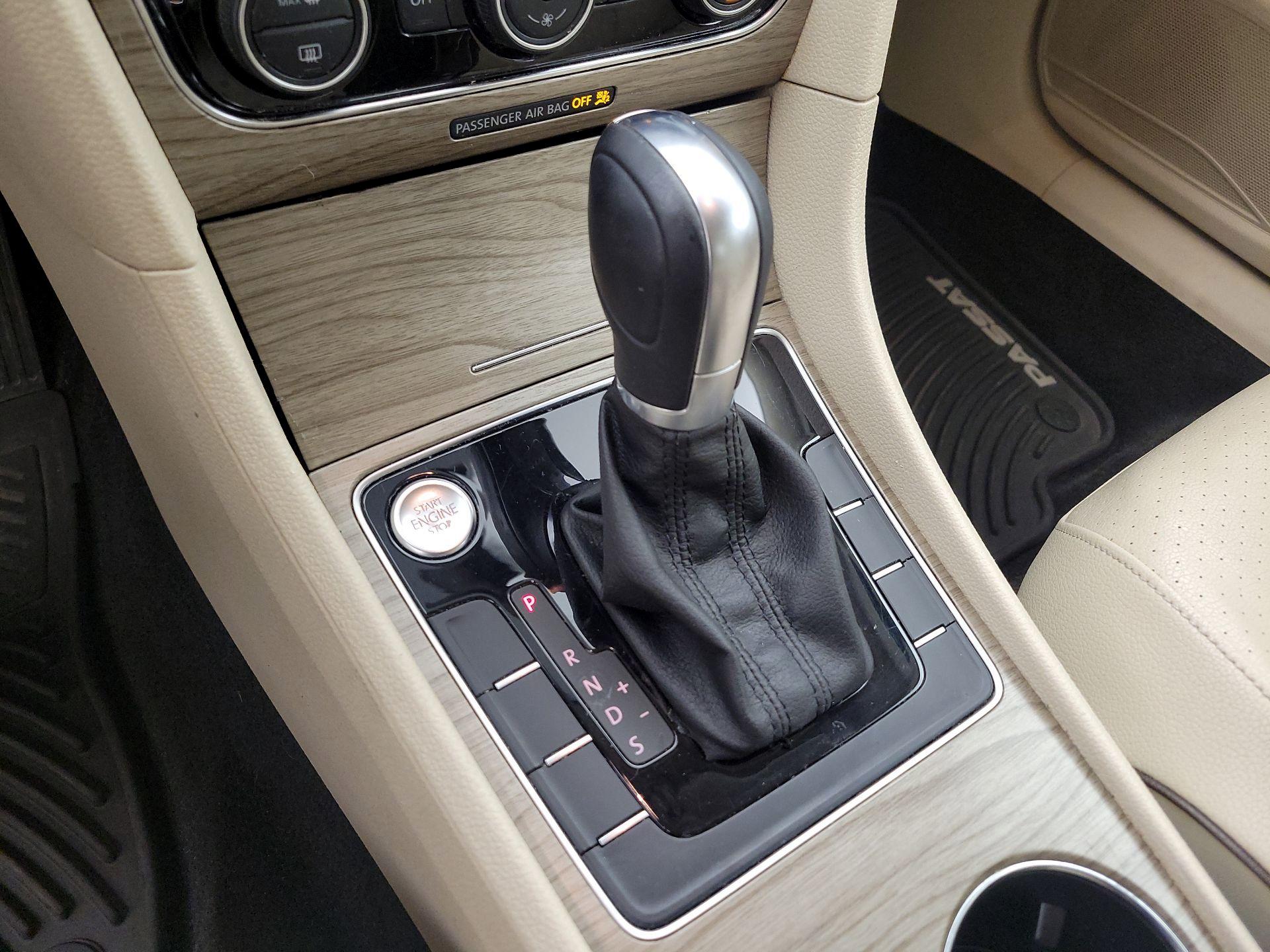 Thumbnail: 2017 Volkswagen Passat - 17