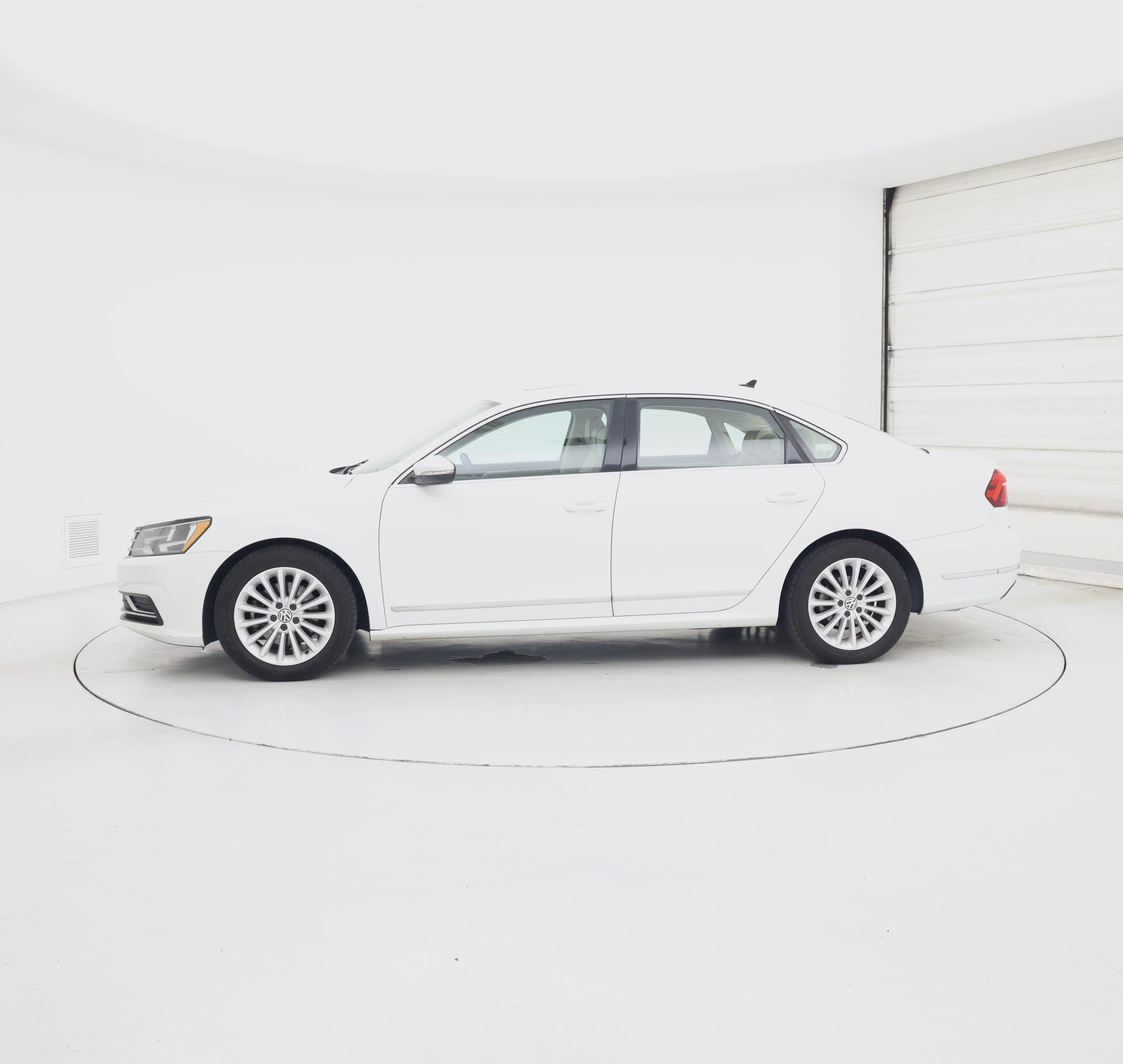 Thumbnail: 2017 Volkswagen Passat - 3