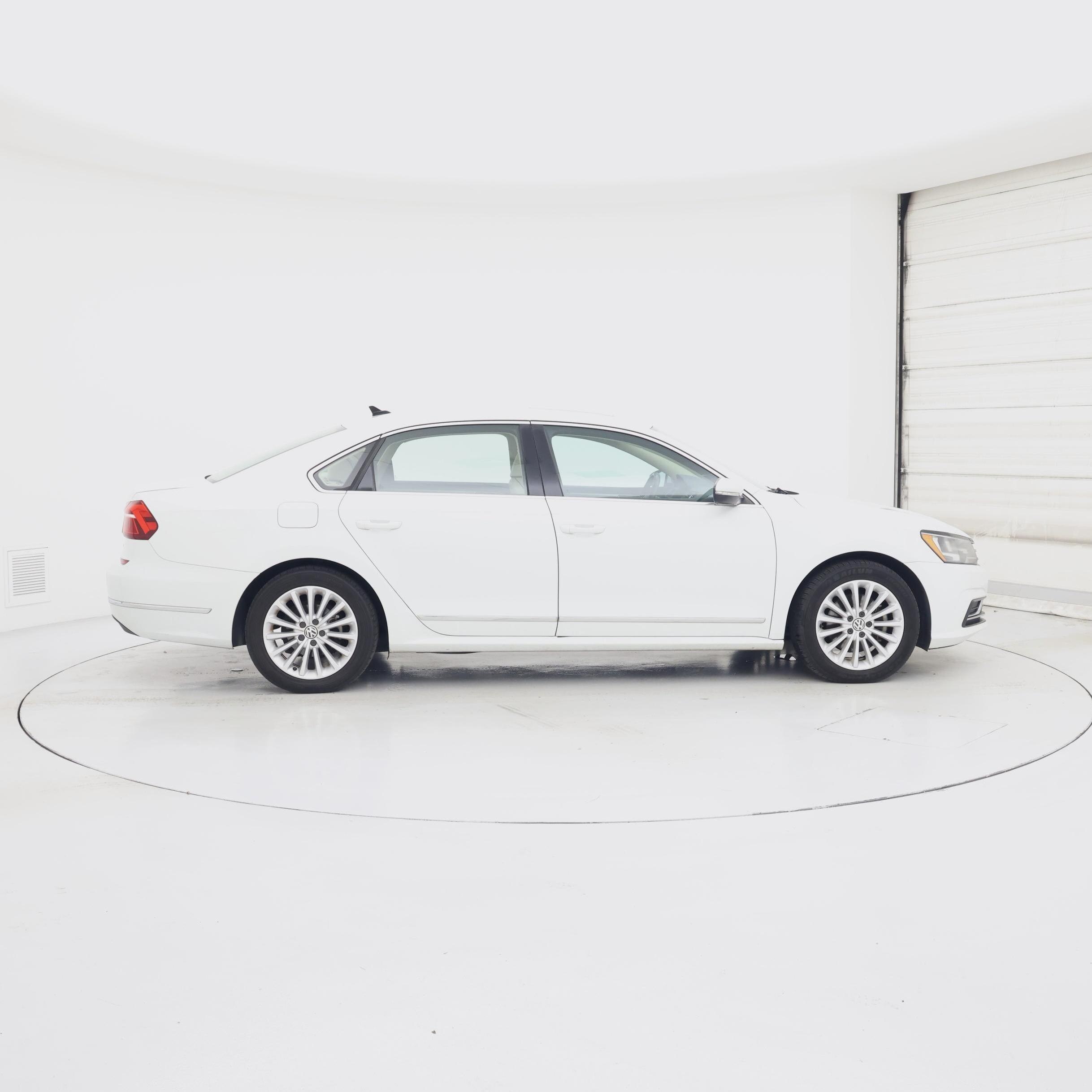 Thumbnail: 2017 Volkswagen Passat - 7