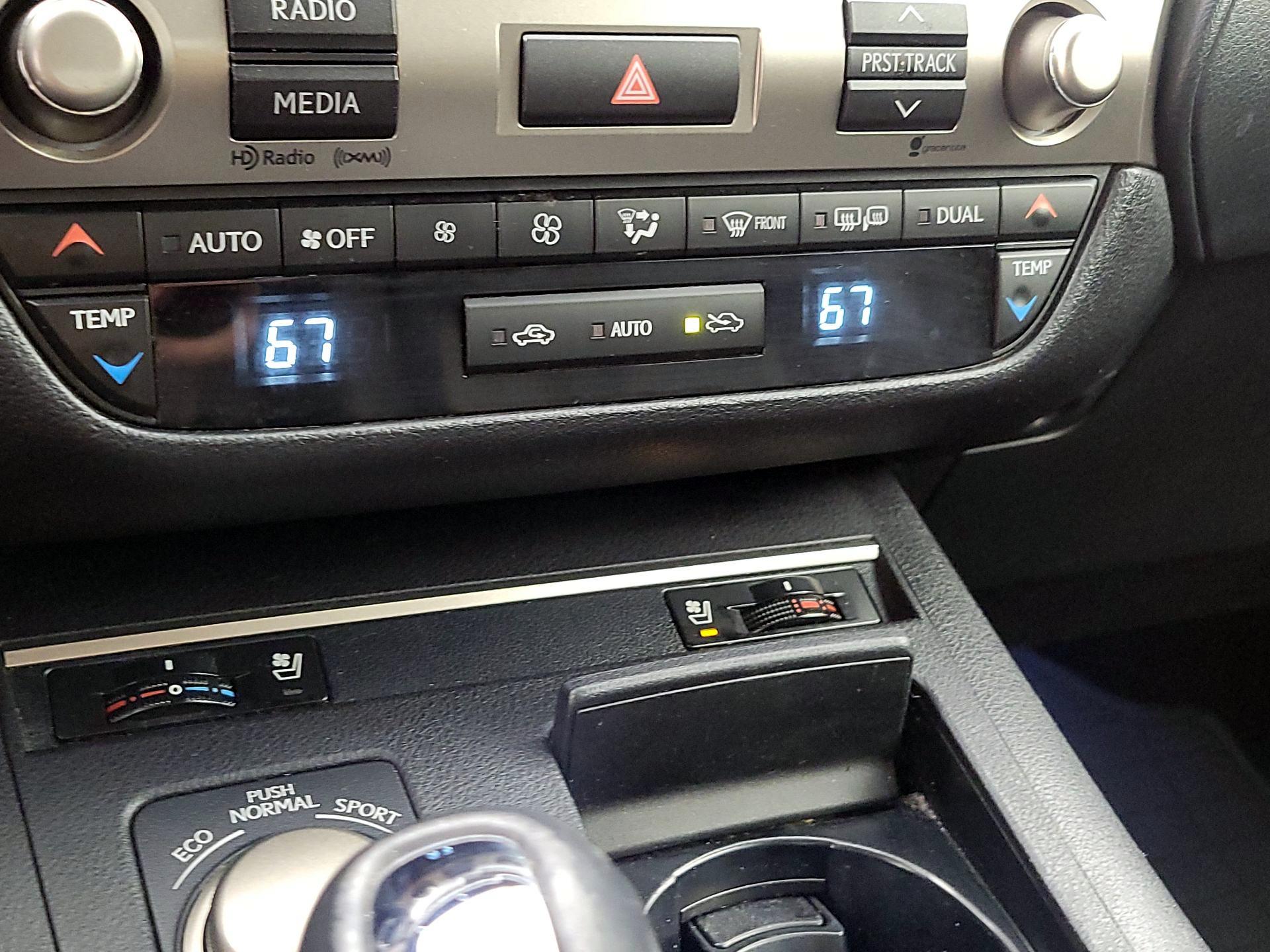 Thumbnail: 2015 Lexus ES - 16