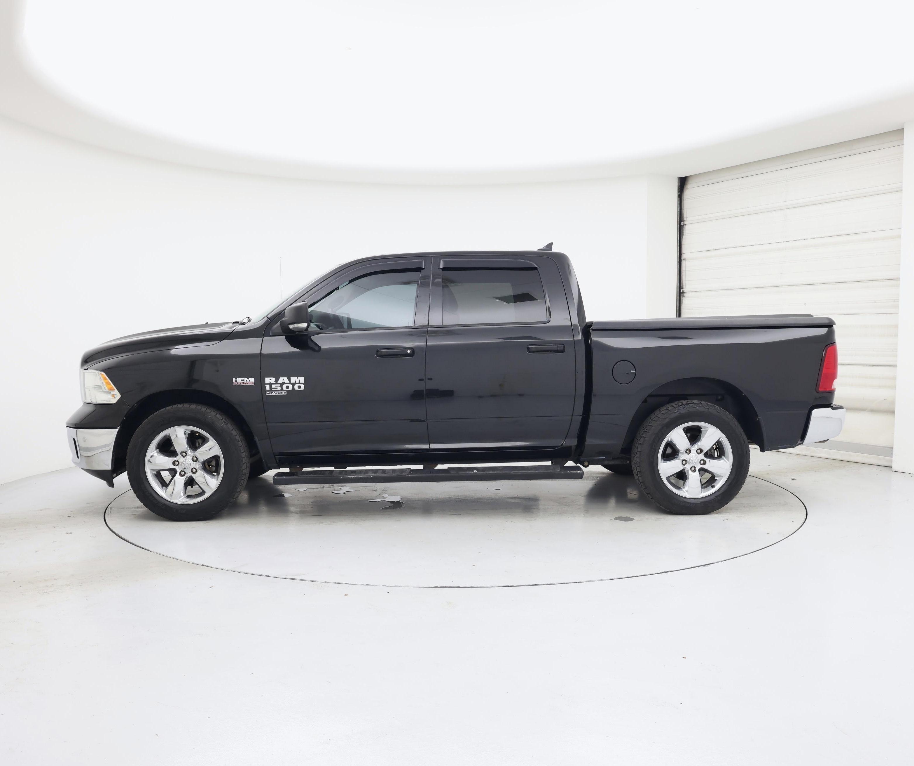 Thumbnail: 2019 RAM 1500 Classic - 3