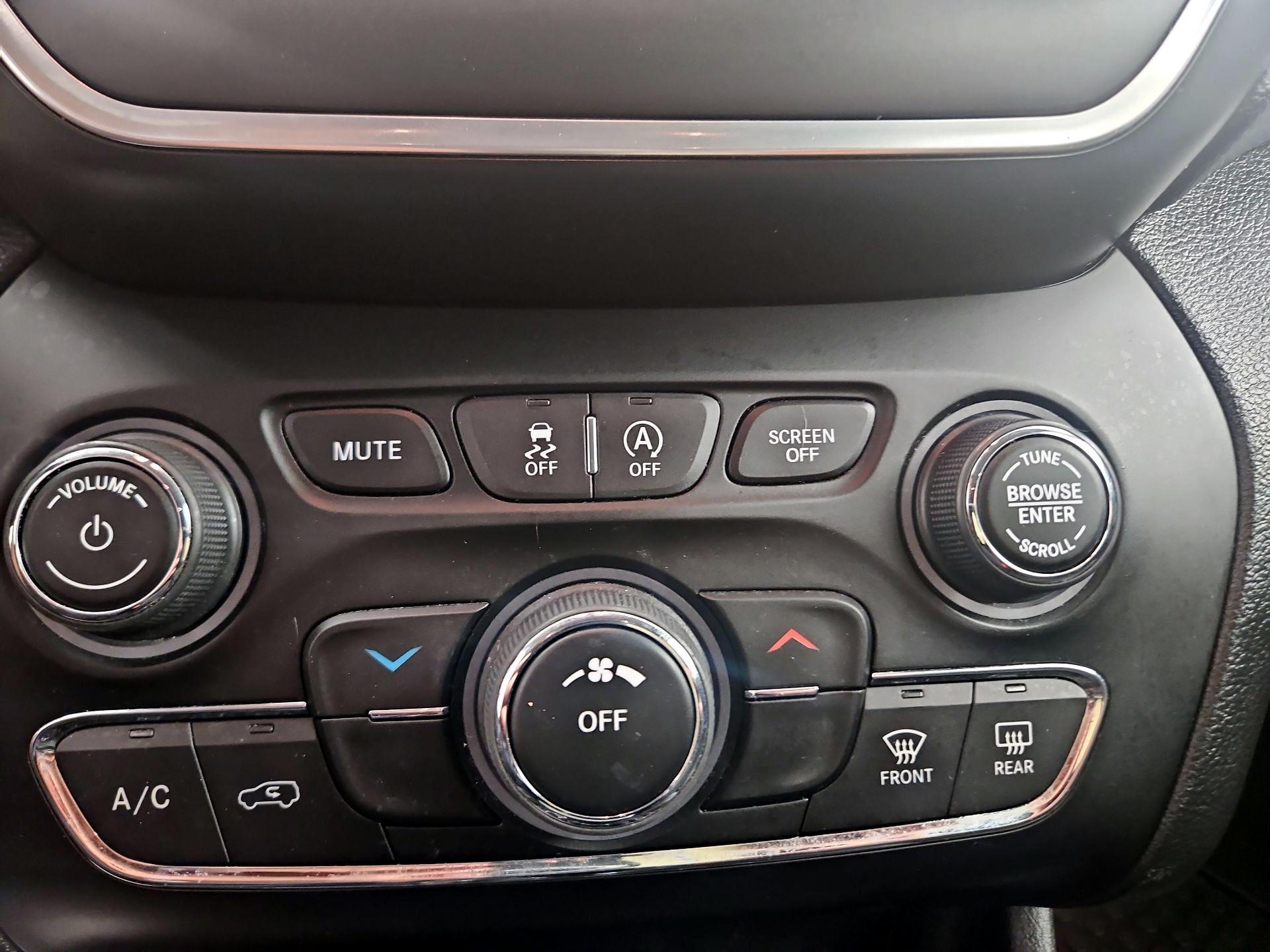 Thumbnail: 2020 Jeep Cherokee - 16