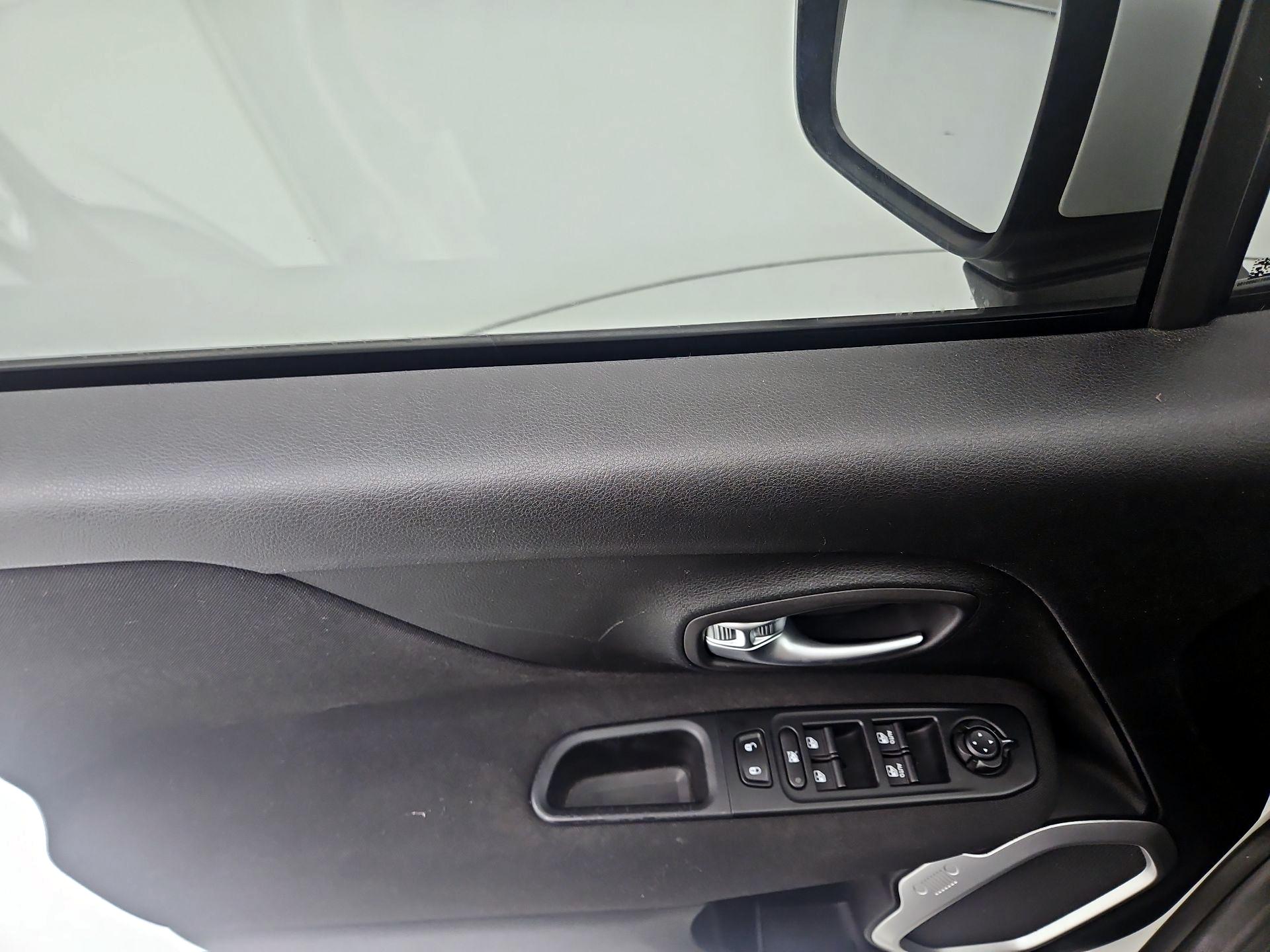 Thumbnail: 2019 Jeep Renegade - 10