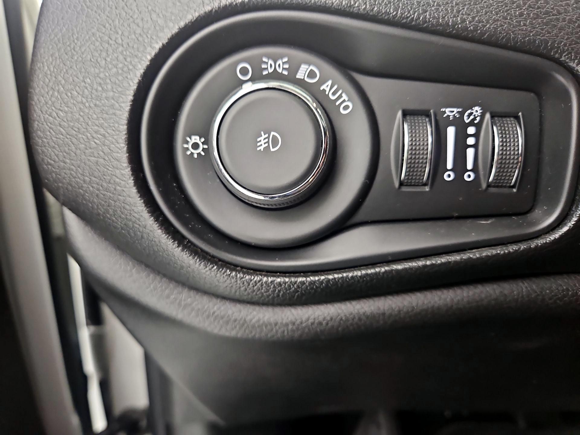 Thumbnail: 2019 Jeep Renegade - 11