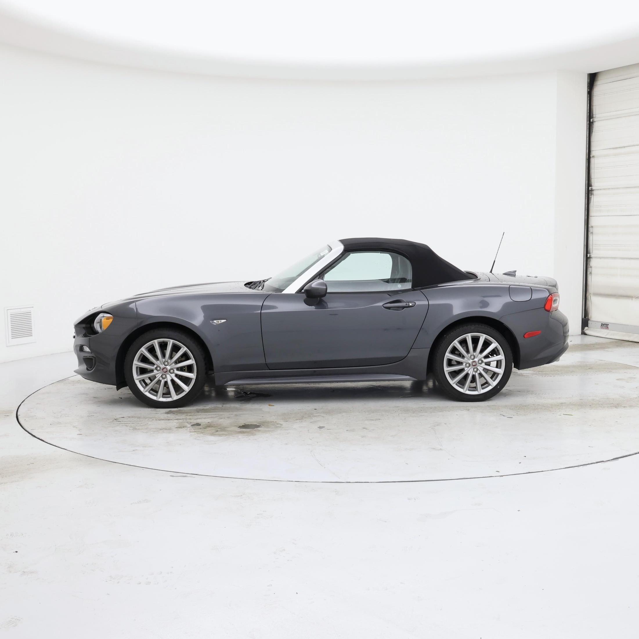 Thumbnail: 2017 Fiat 124 Spider - 3