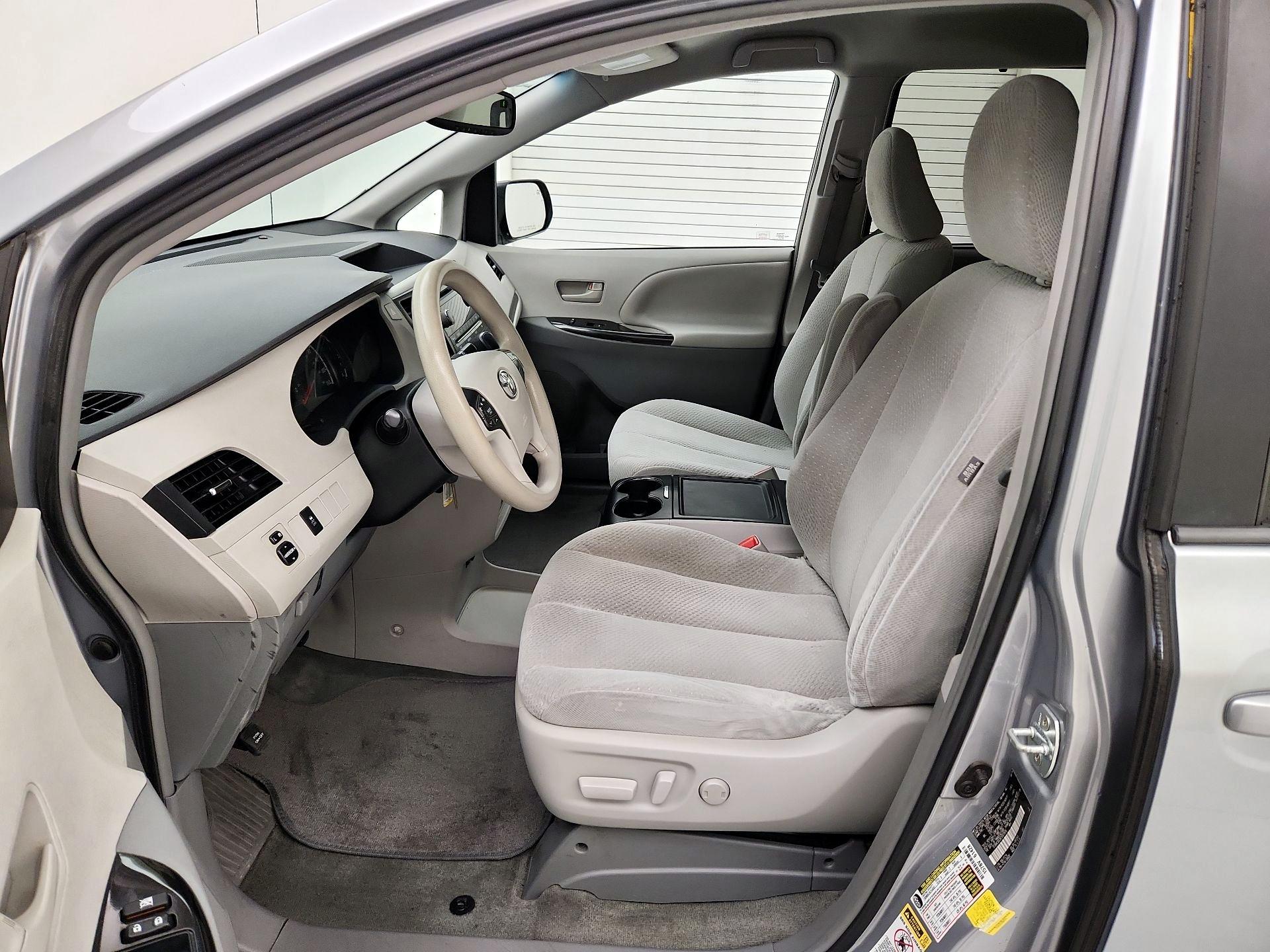 Thumbnail: 2014 Toyota Sienna - 11