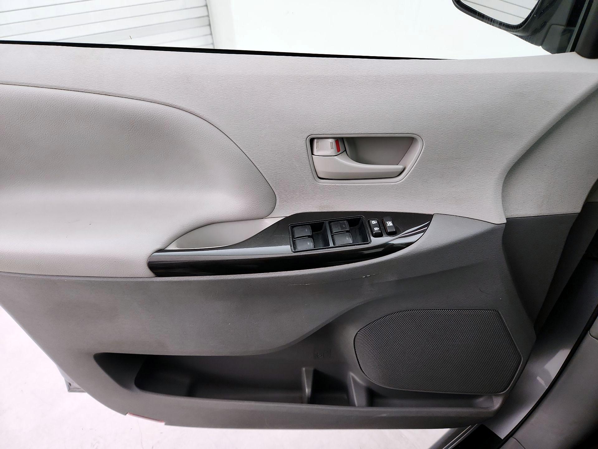 Thumbnail: 2014 Toyota Sienna - 12
