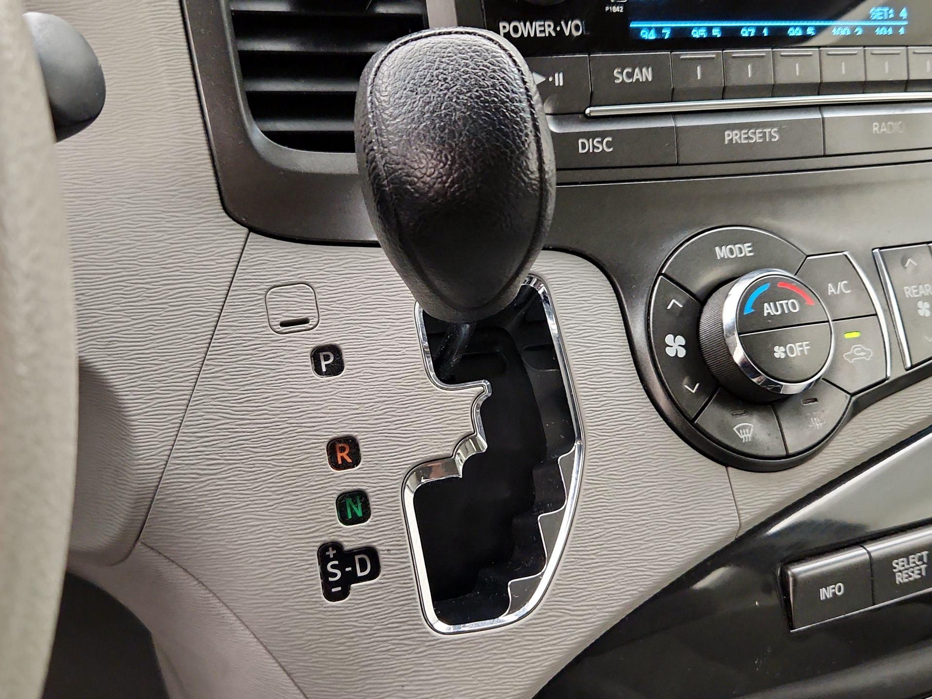 Thumbnail: 2014 Toyota Sienna - 17