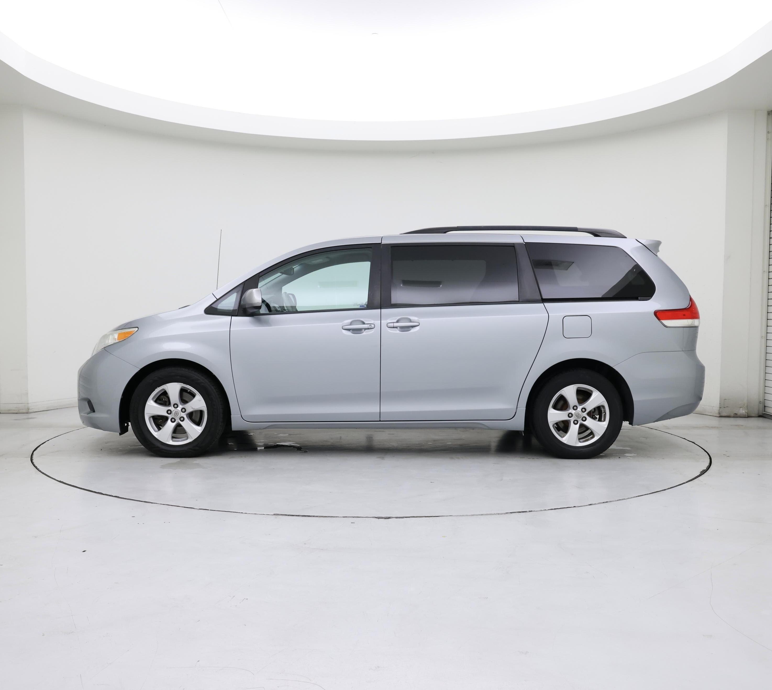 Thumbnail: 2014 Toyota Sienna - 3