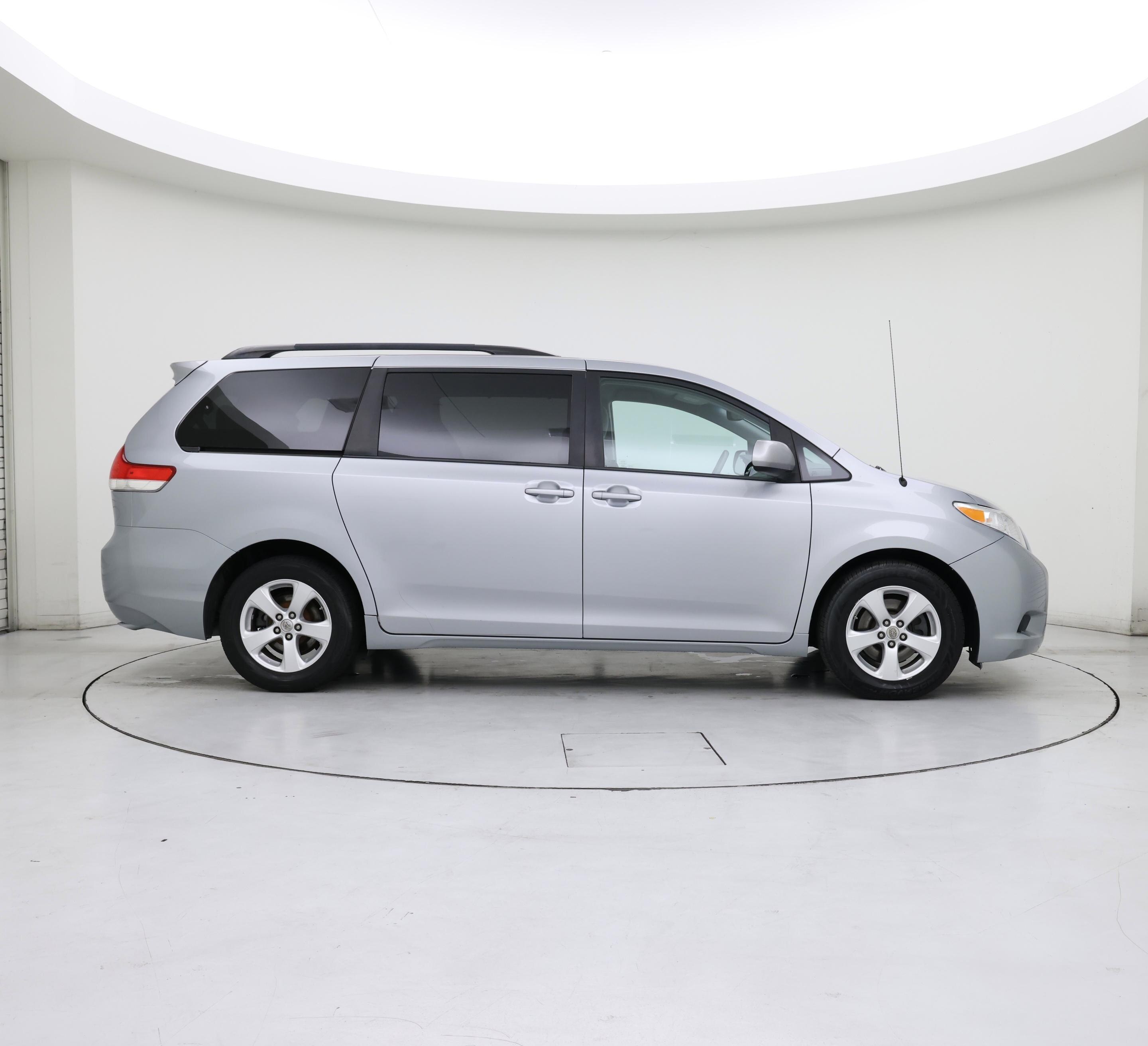 Thumbnail: 2014 Toyota Sienna - 7