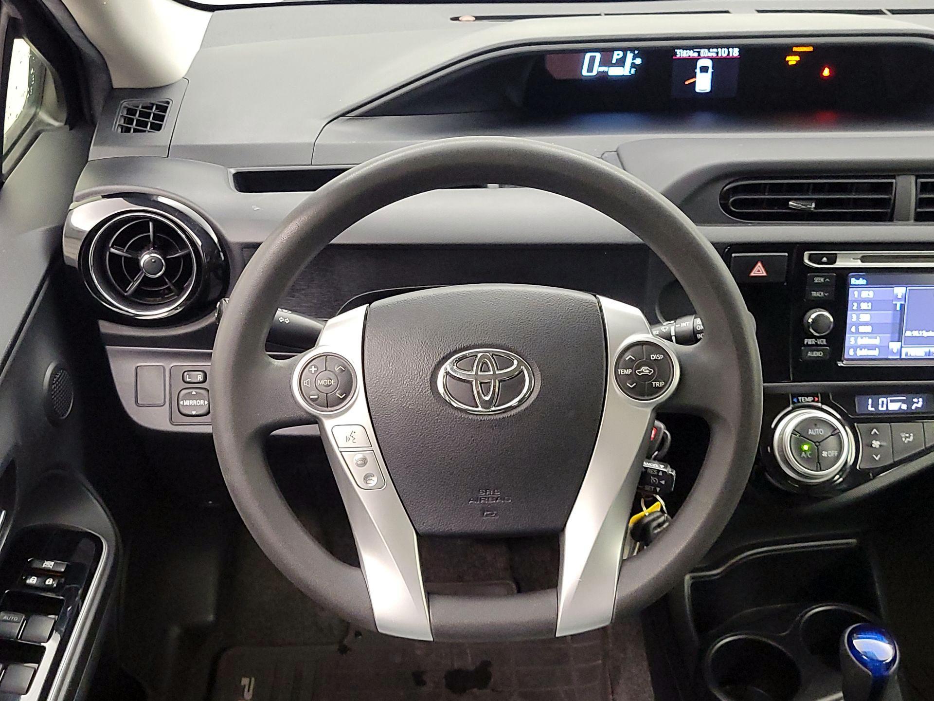 Thumbnail: 2016 Toyota Prius c - 10