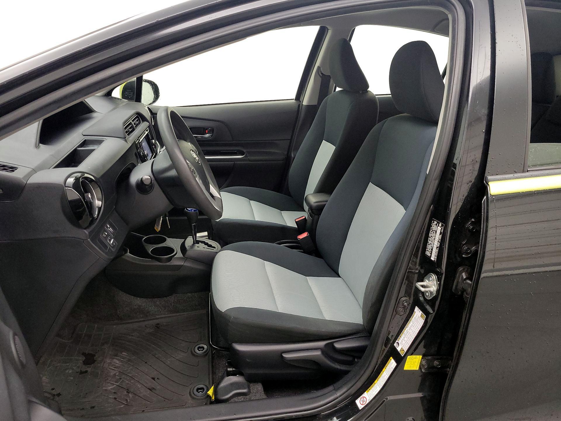 Thumbnail: 2016 Toyota Prius c - 11