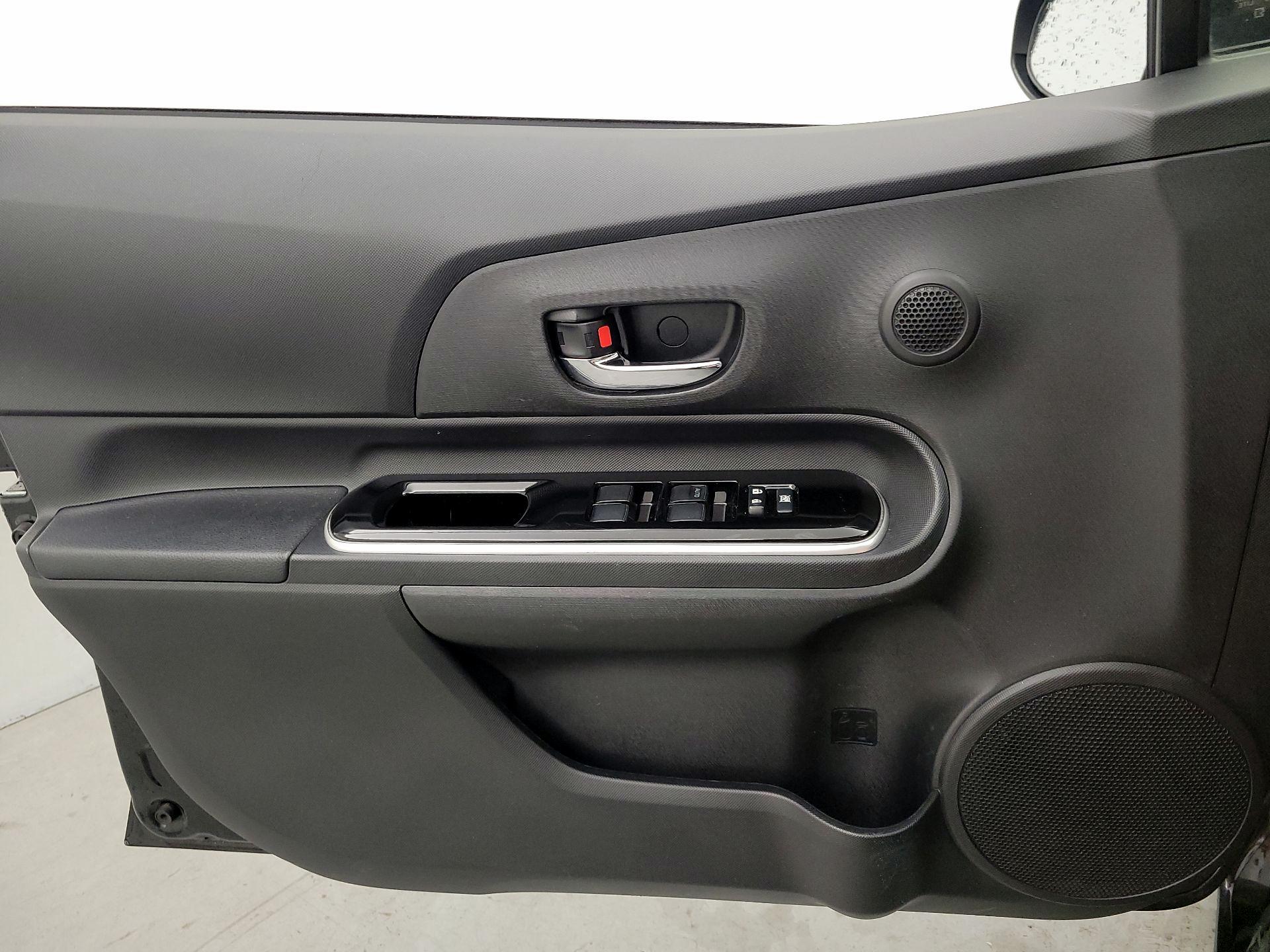 Thumbnail: 2016 Toyota Prius c - 12