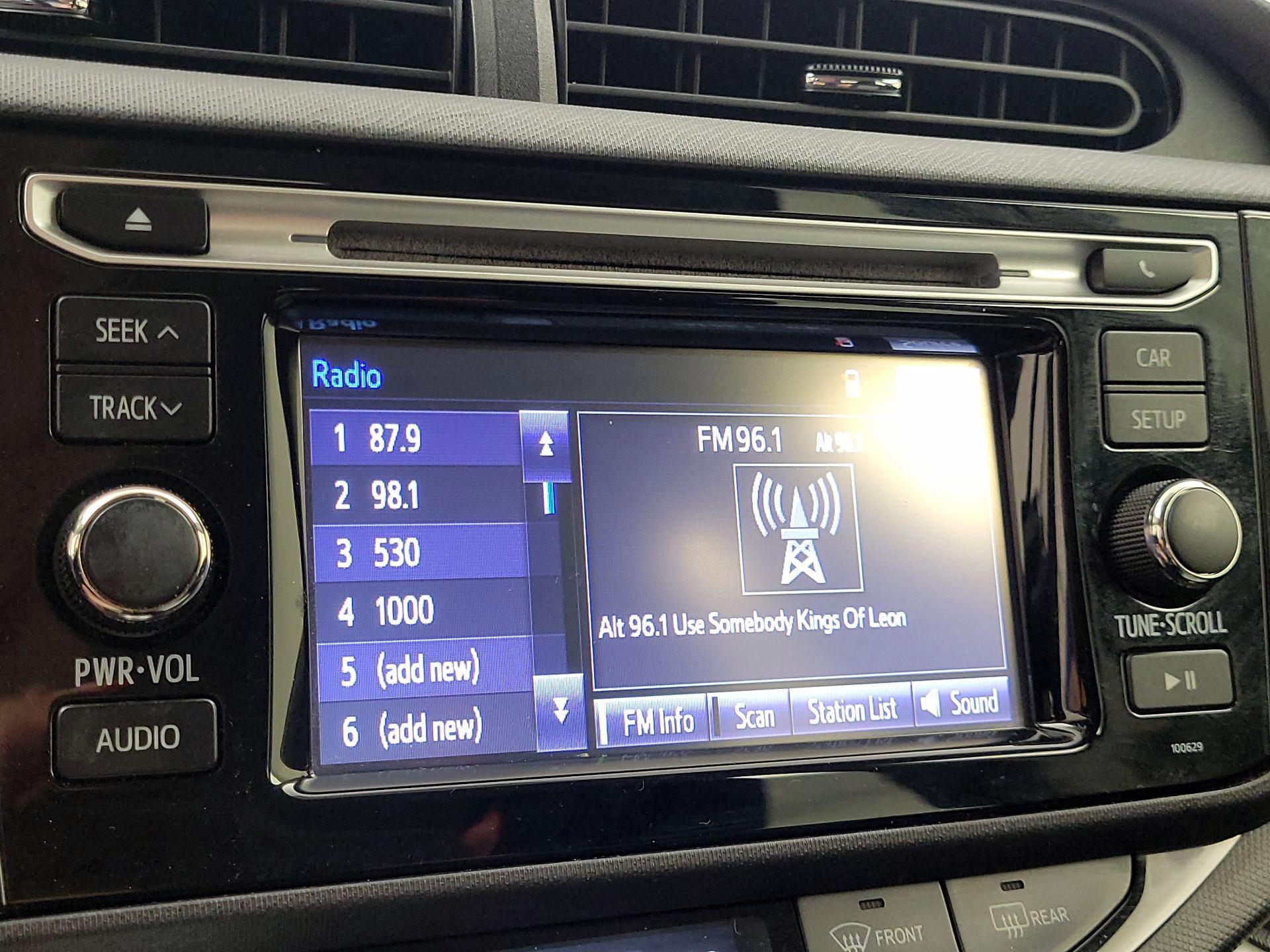 Thumbnail: 2016 Toyota Prius c - 14