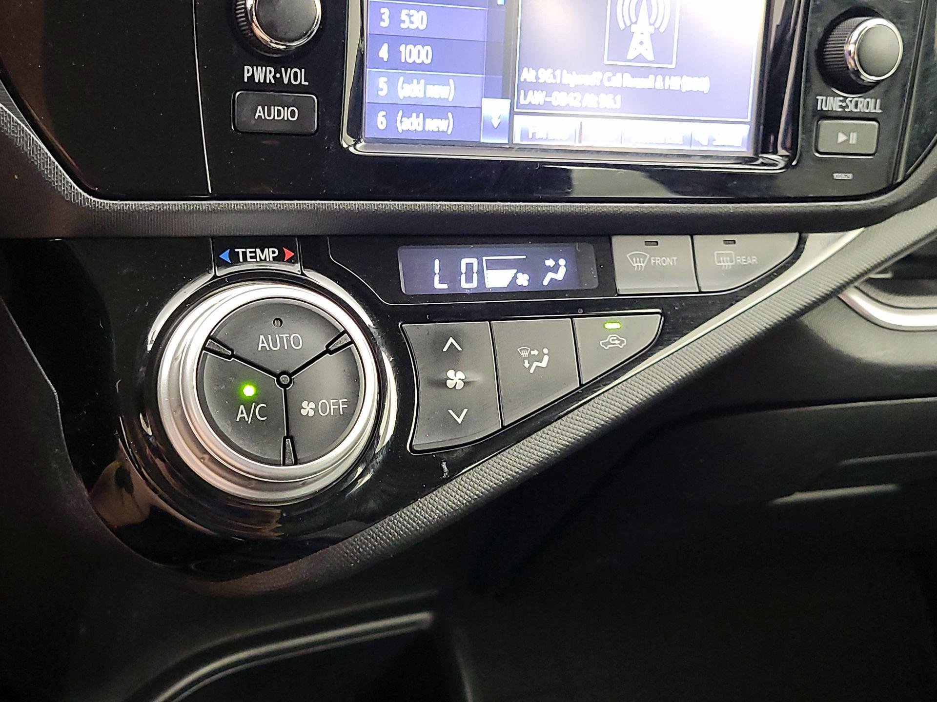 Thumbnail: 2016 Toyota Prius c - 15