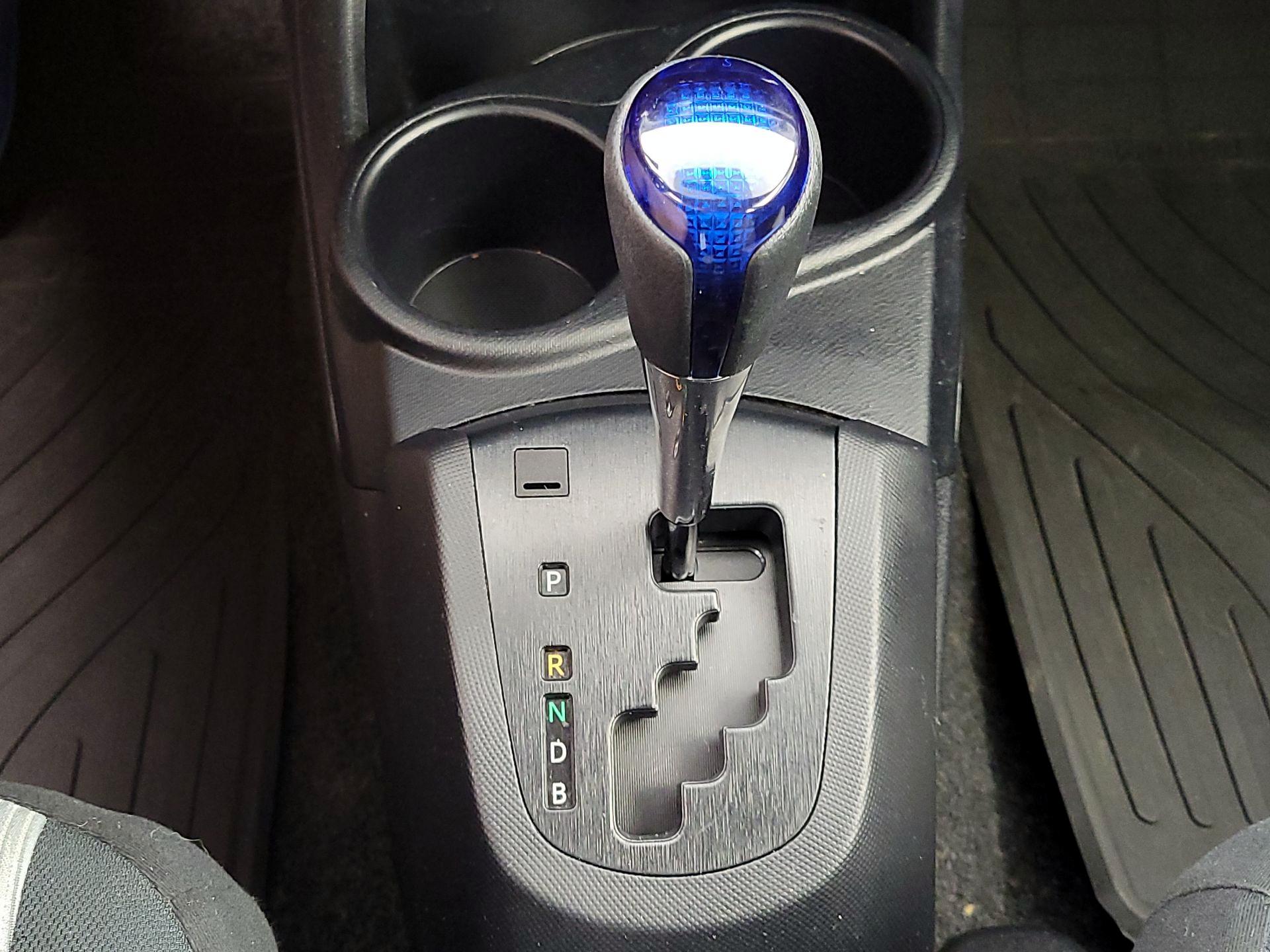 Thumbnail: 2016 Toyota Prius c - 16