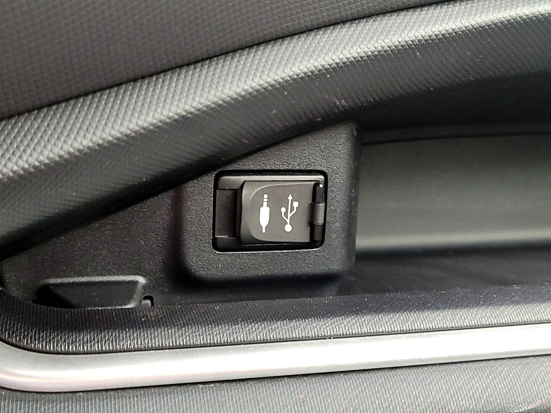 Thumbnail: 2016 Toyota Prius c - 17