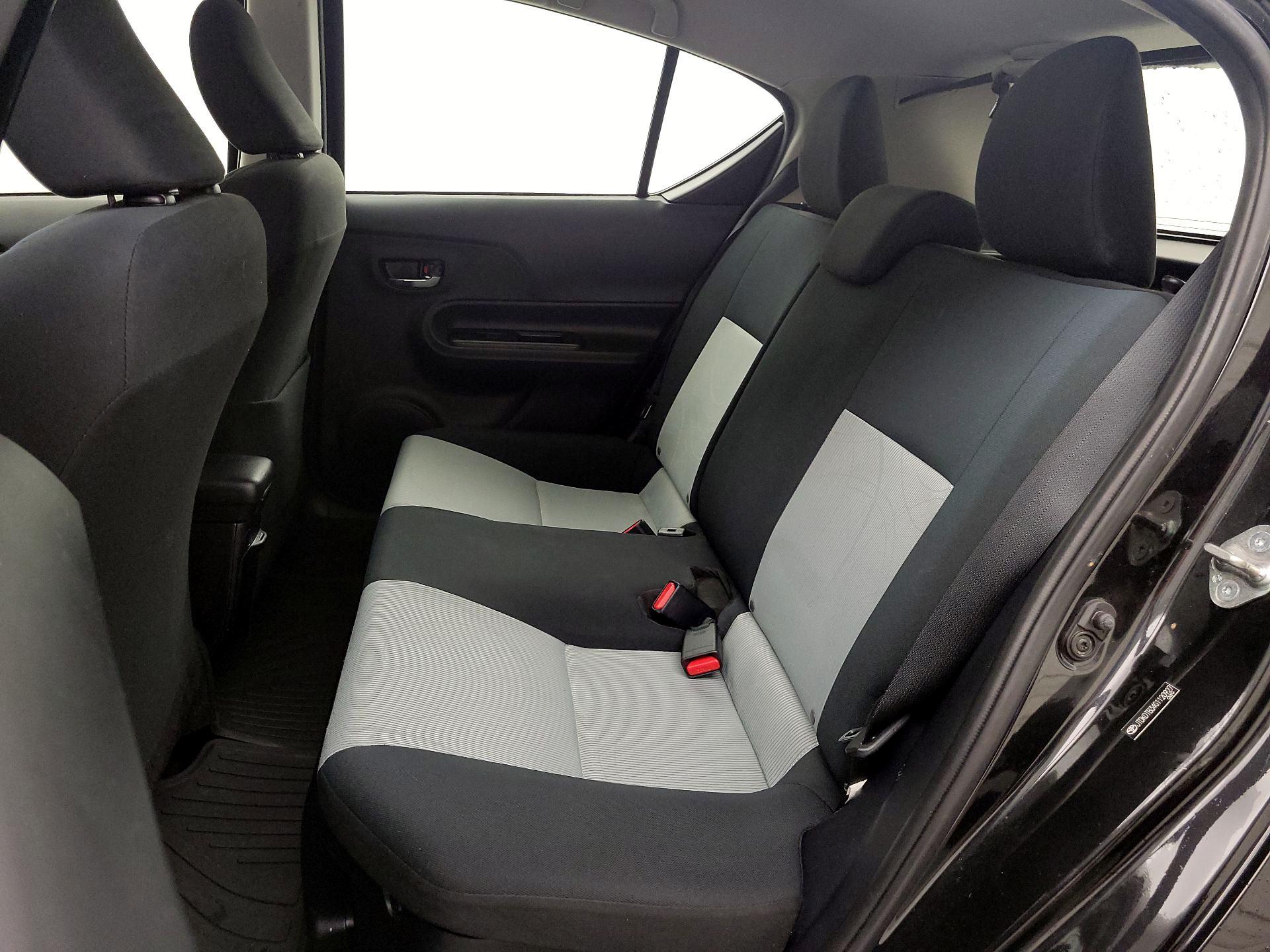 Thumbnail: 2016 Toyota Prius c - 18