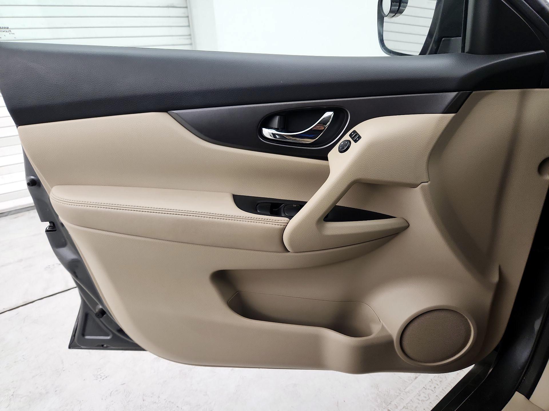 Thumbnail: 2015 Nissan Rogue - 12