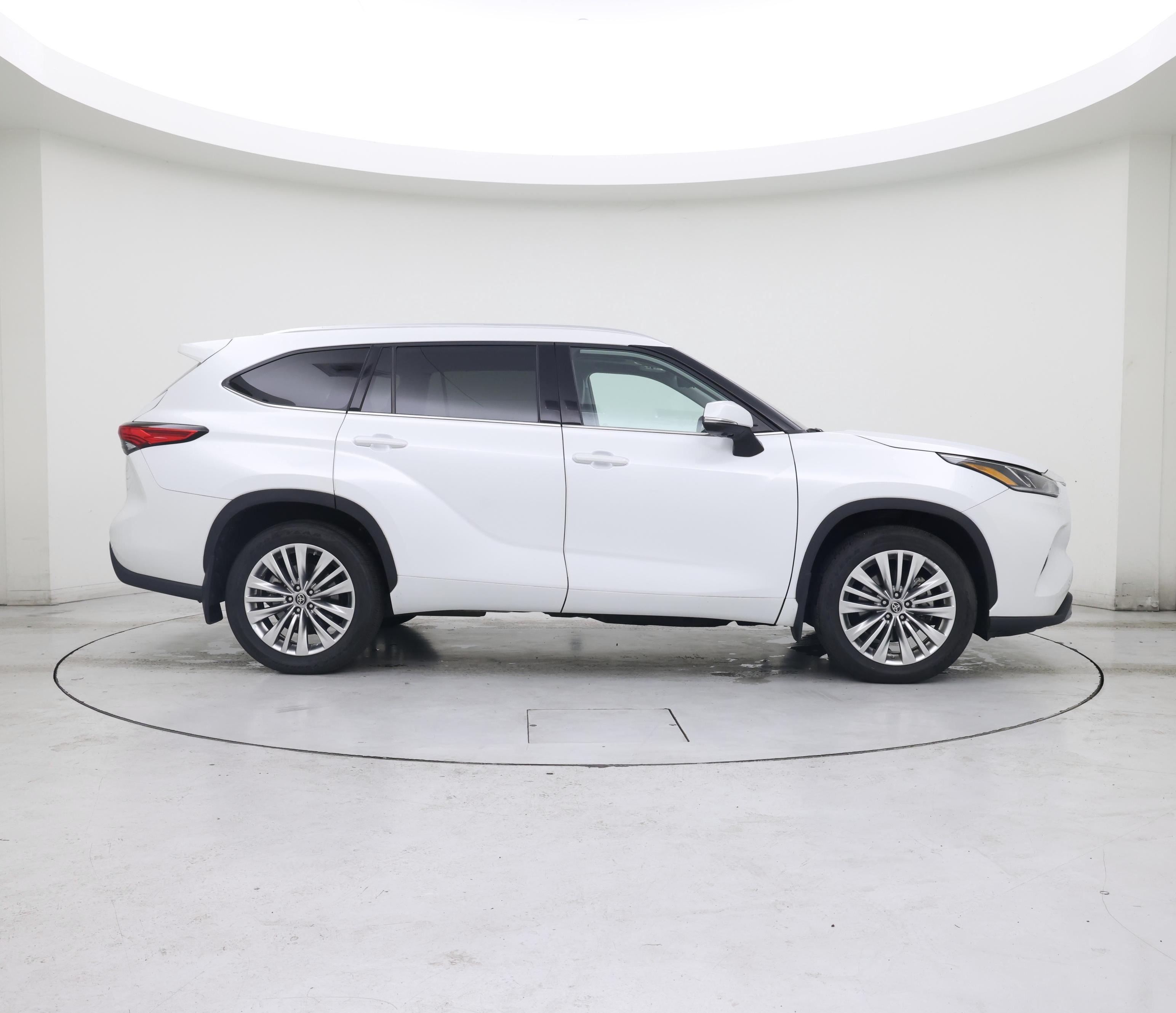 Thumbnail: 2023 Toyota Highlander - 7
