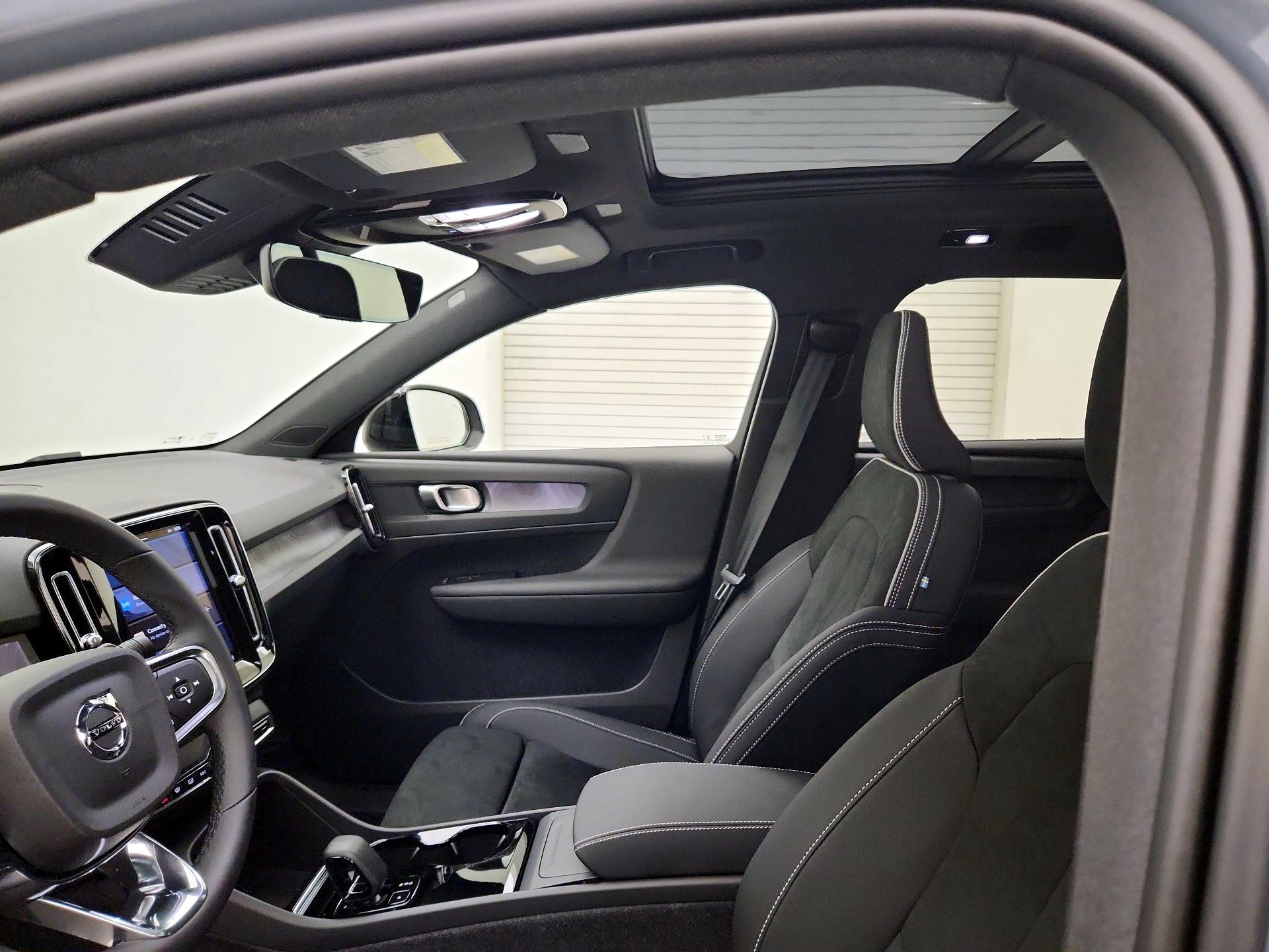 Thumbnail: 2023 Volvo XC40 - 19