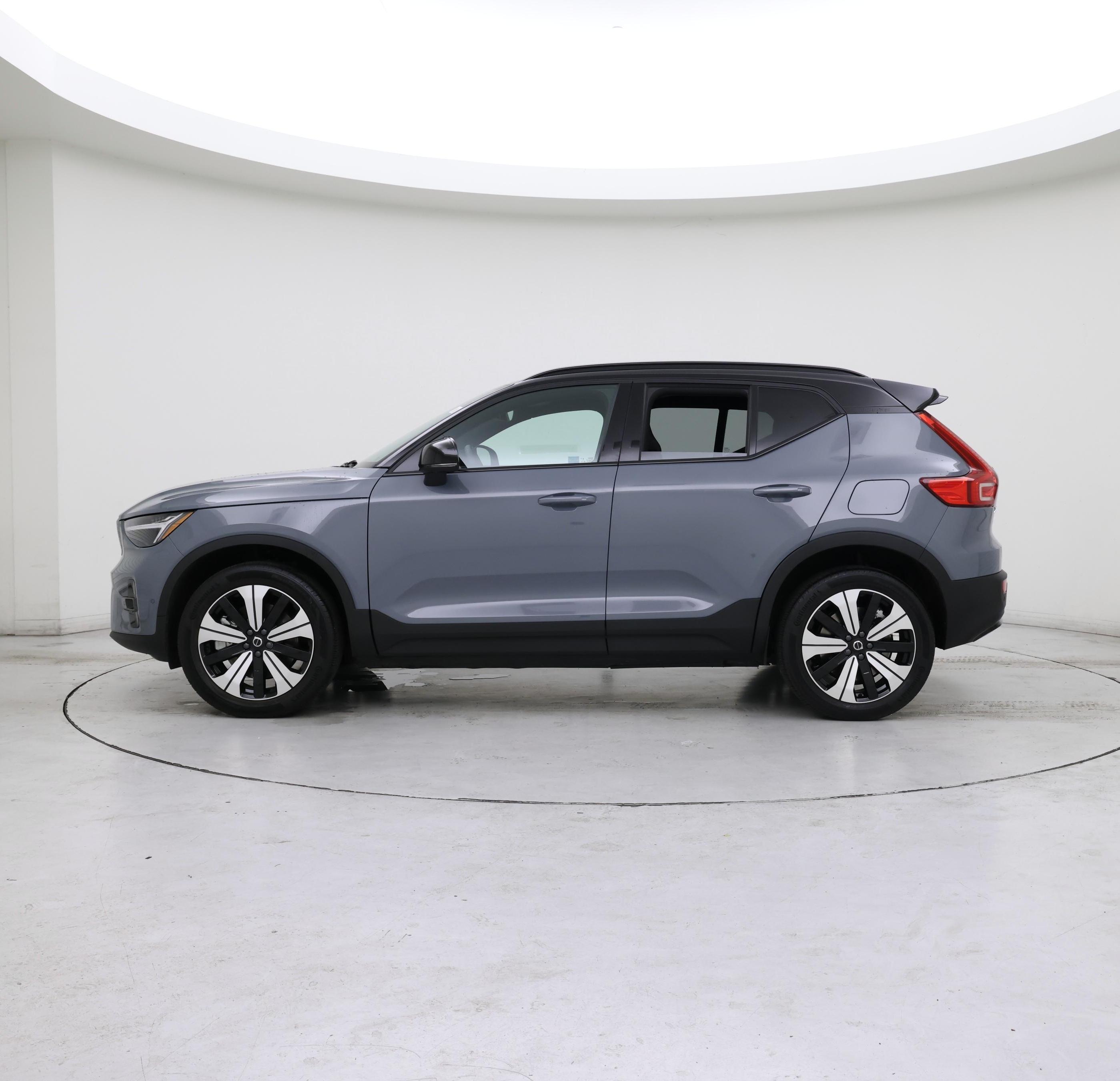 Thumbnail: 2023 Volvo XC40 - 3