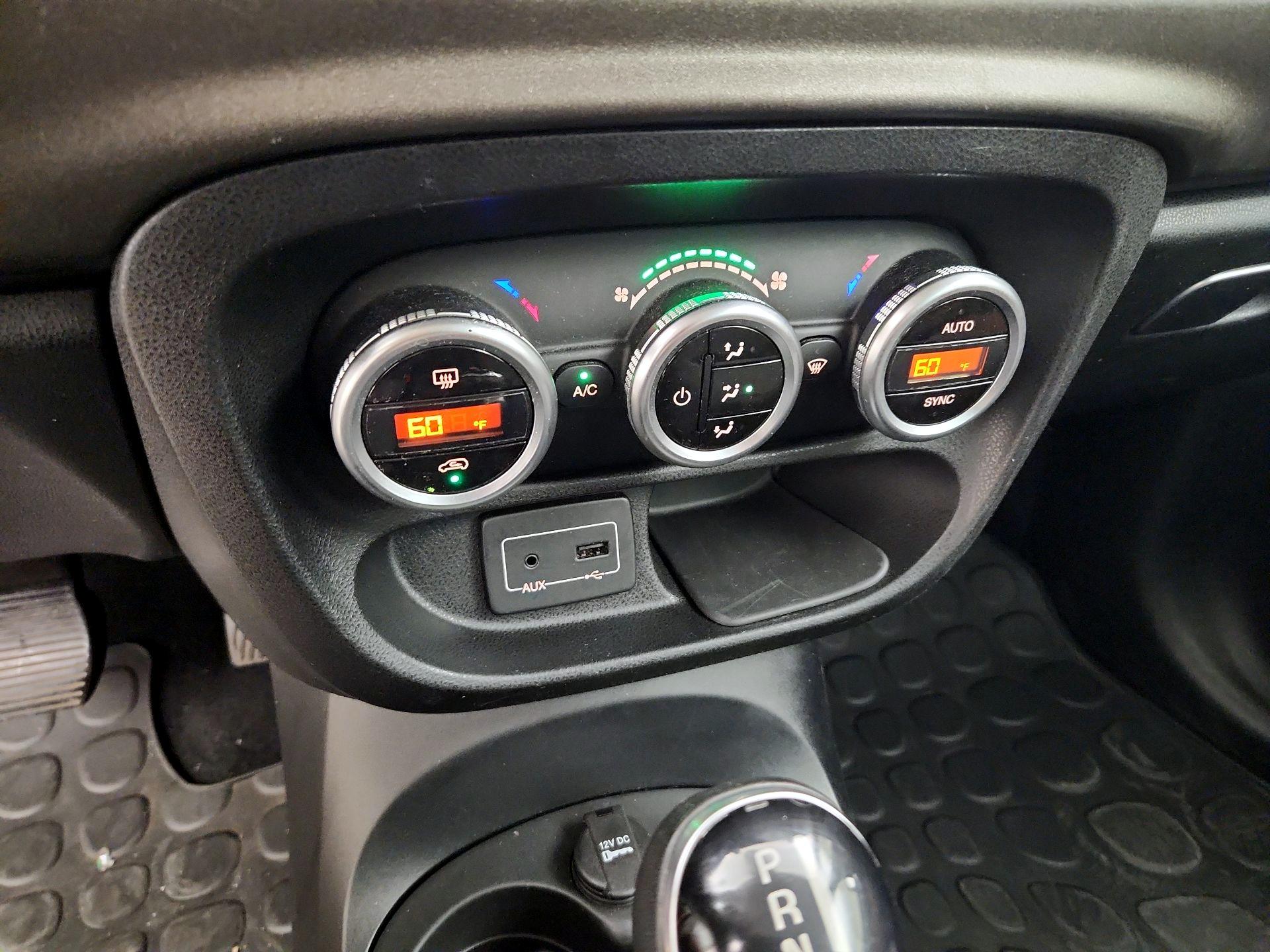 Thumbnail: 2016 Fiat 500L - 16