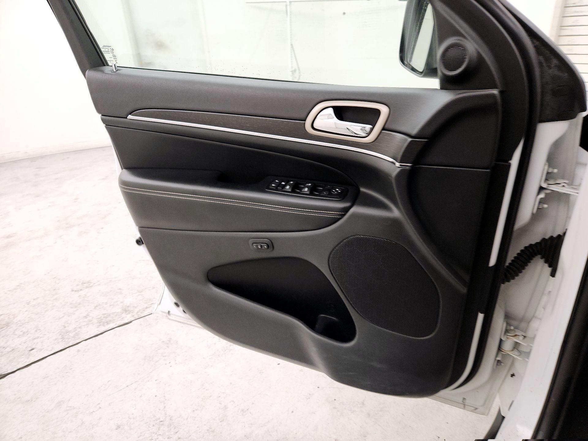 Thumbnail: 2015 Jeep Grand Cherokee - 12