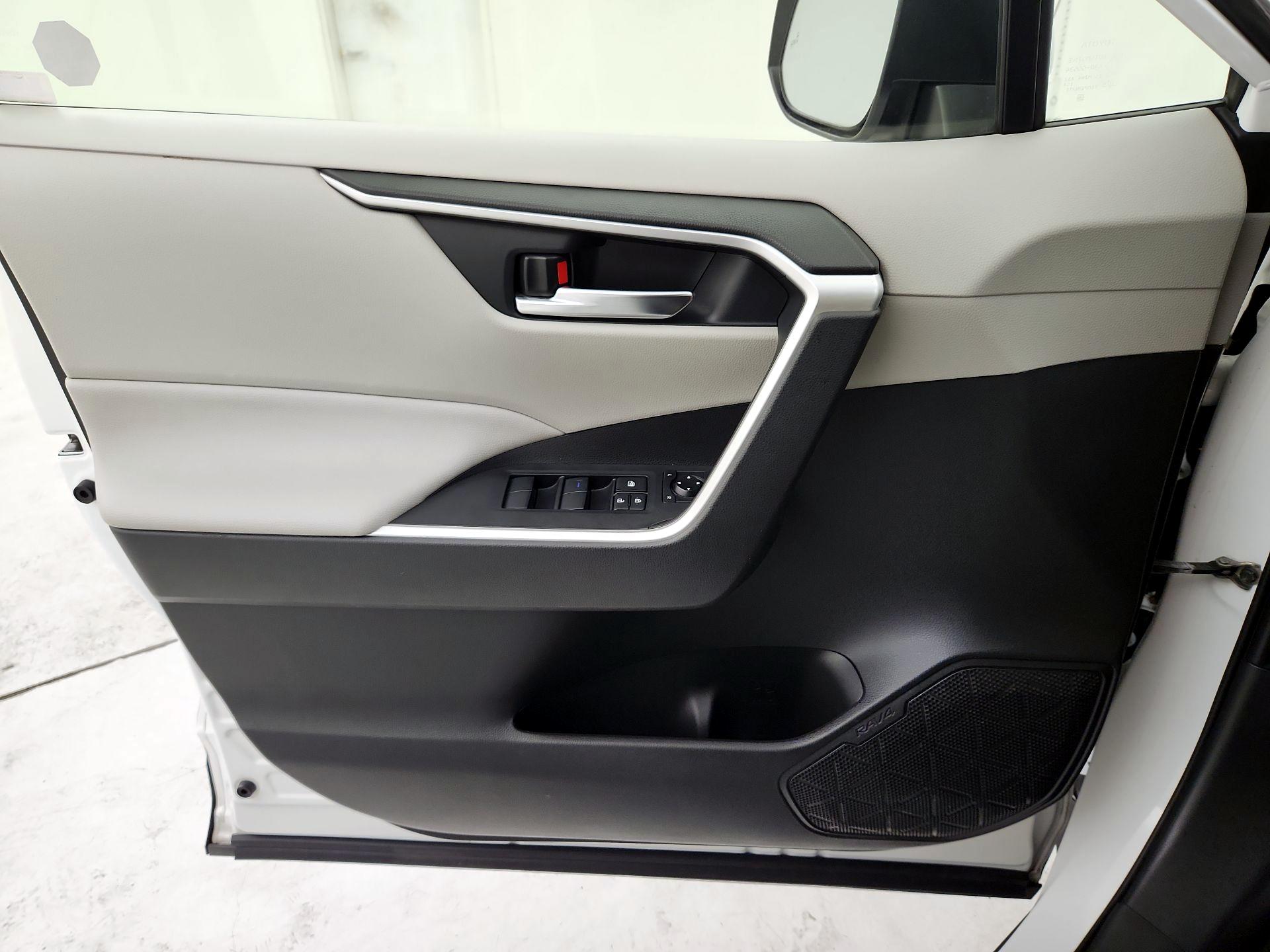 Thumbnail: 2021 Toyota RAV4 - 12