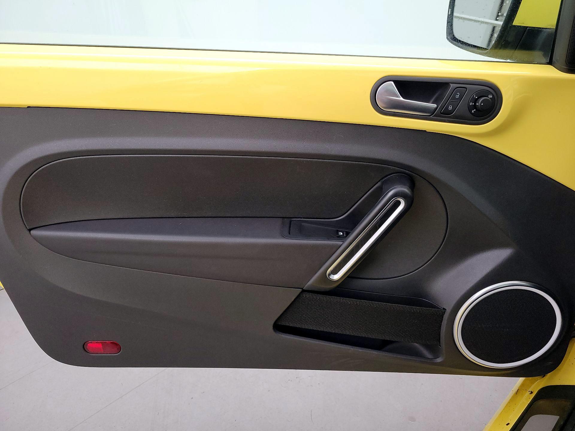 Thumbnail: 2014 Volkswagen Beetle - 12