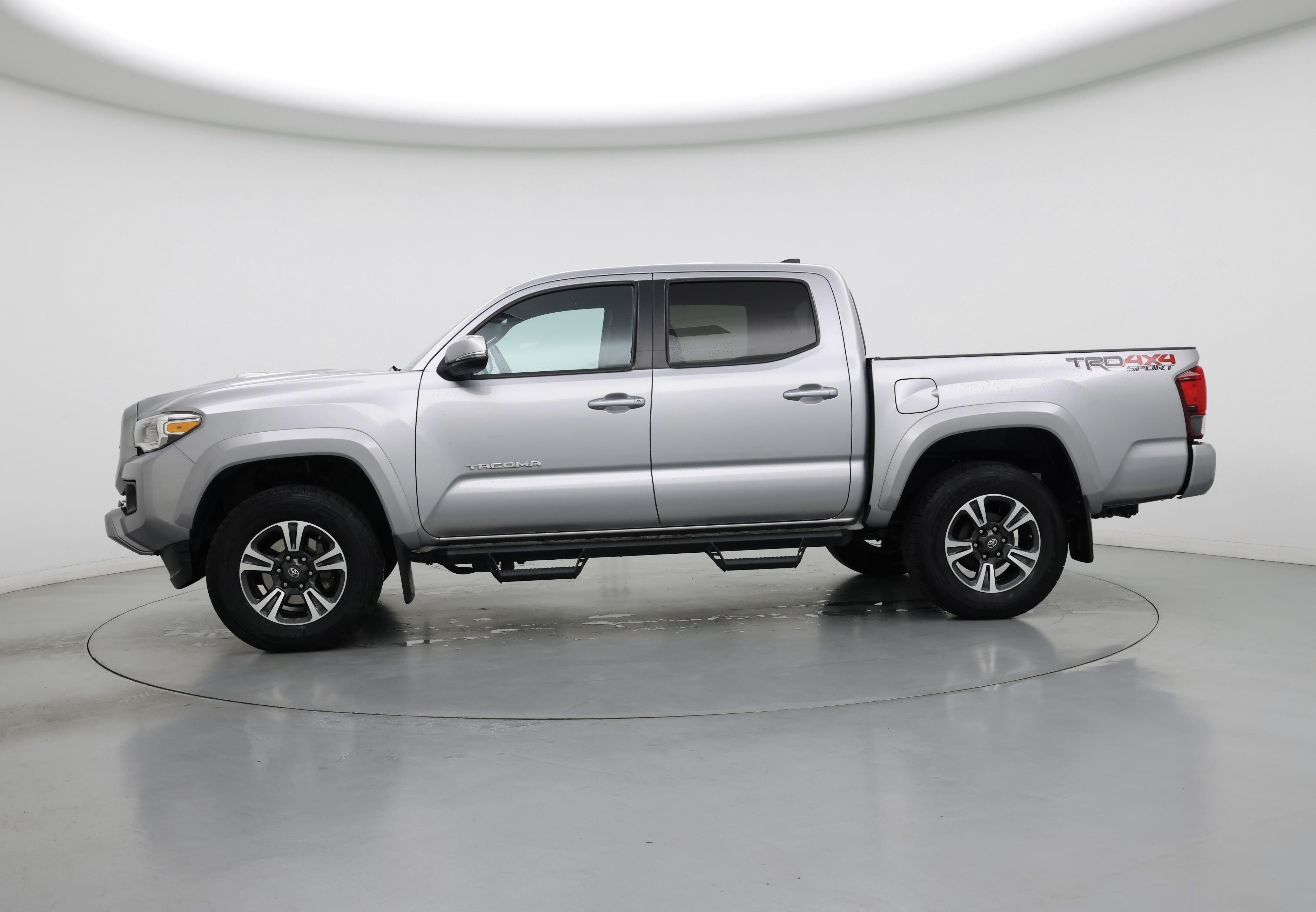 Thumbnail: 2018 Toyota Tacoma - 3