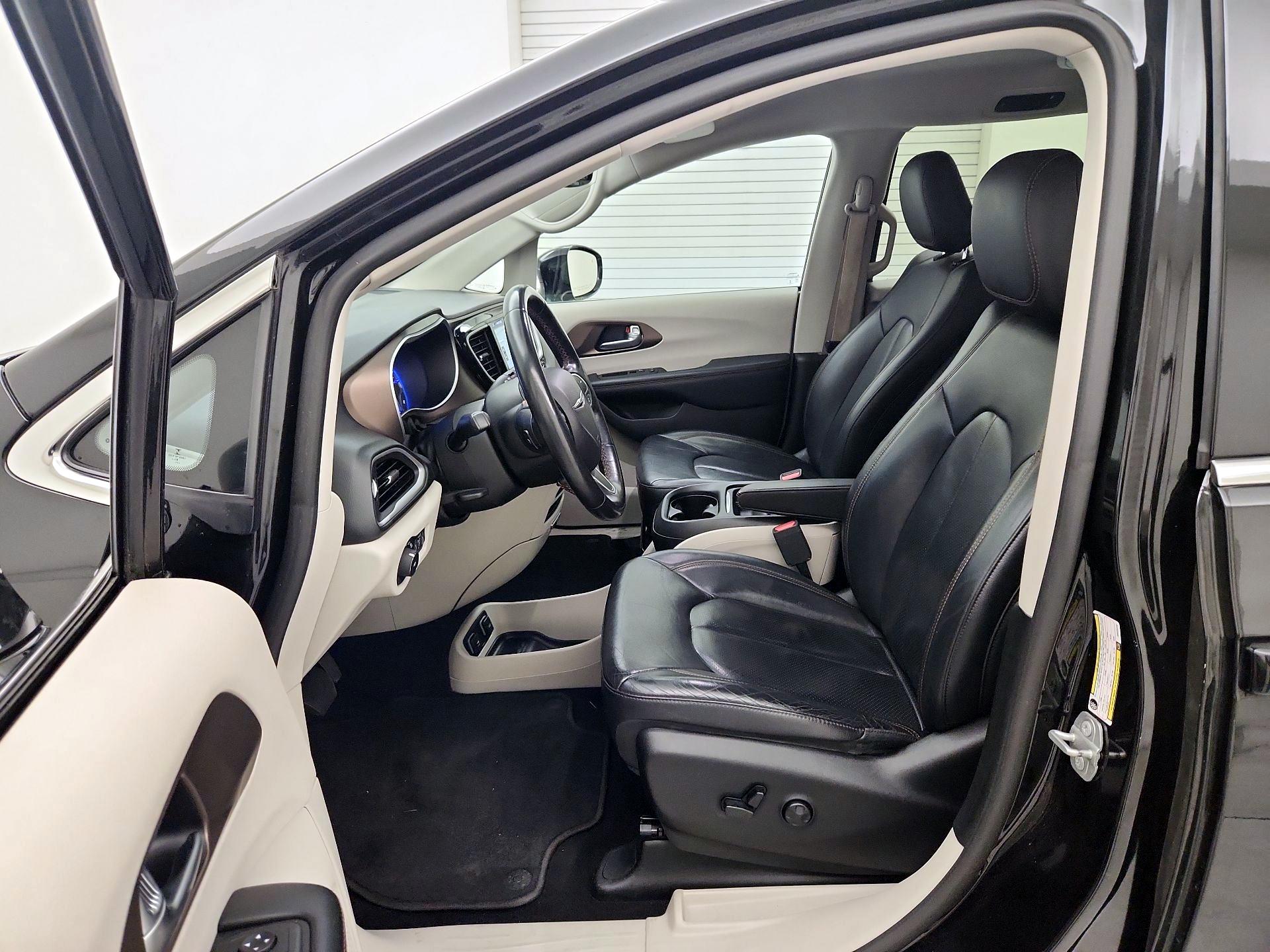 Thumbnail: 2019 Chrysler Pacifica - 11