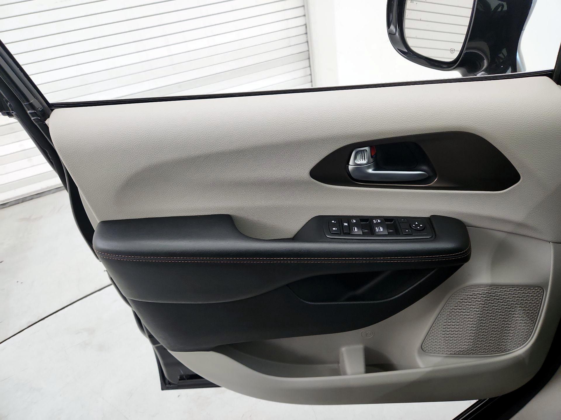 Thumbnail: 2019 Chrysler Pacifica - 12