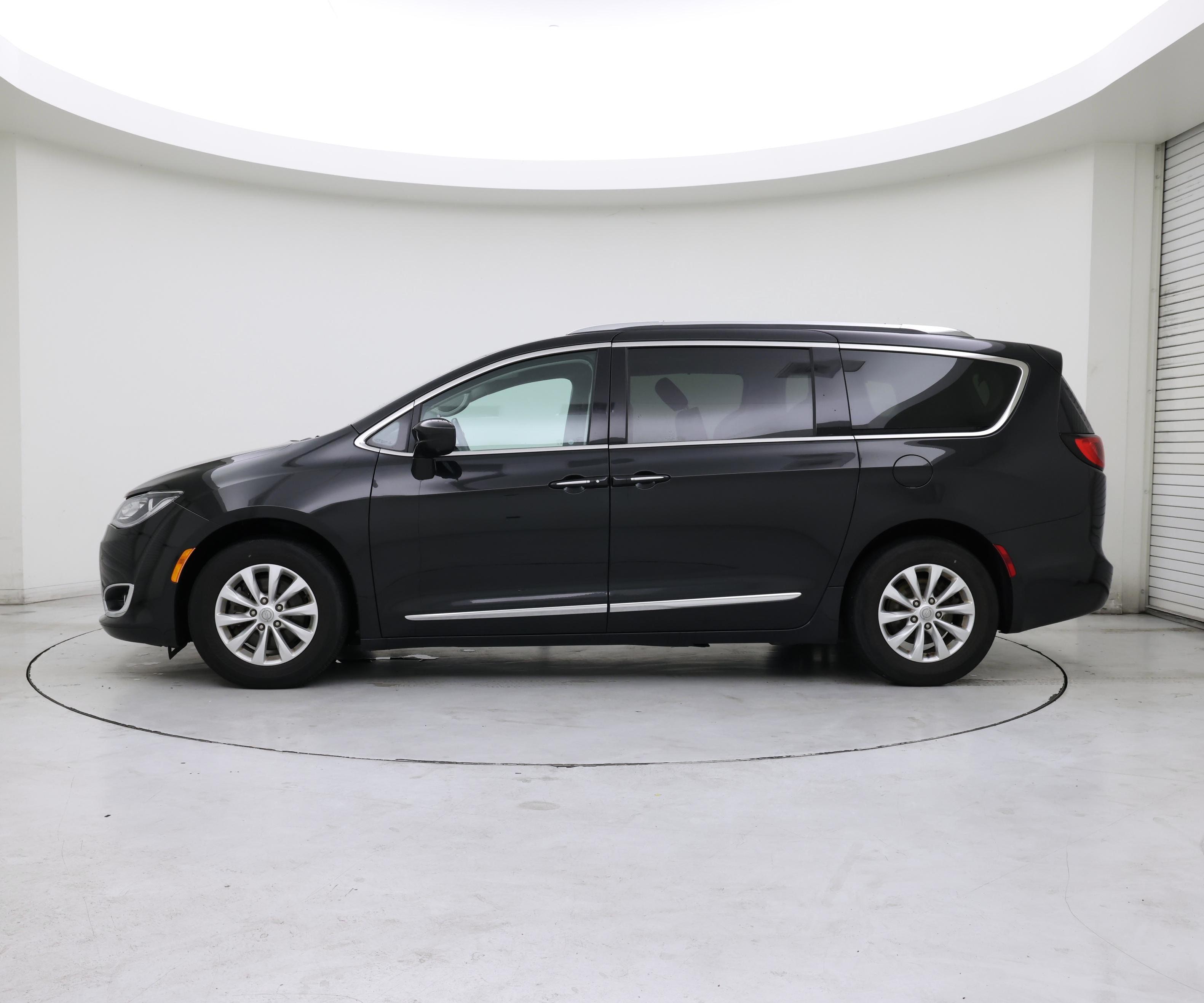 Thumbnail: 2019 Chrysler Pacifica - 3