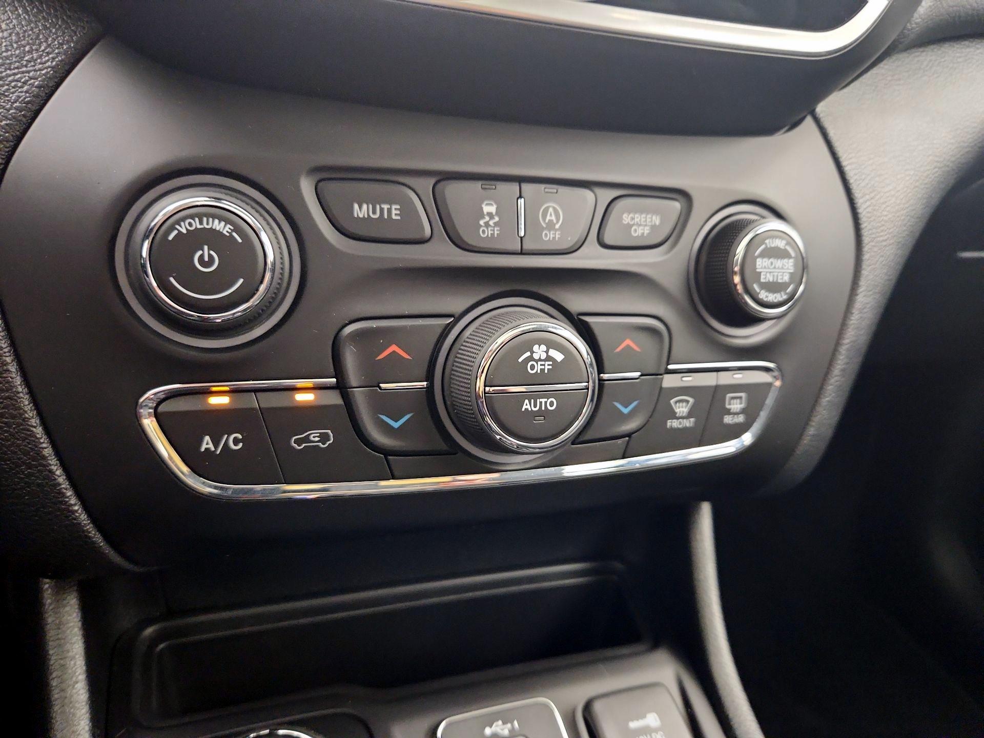 Thumbnail: 2020 Jeep Cherokee - 17