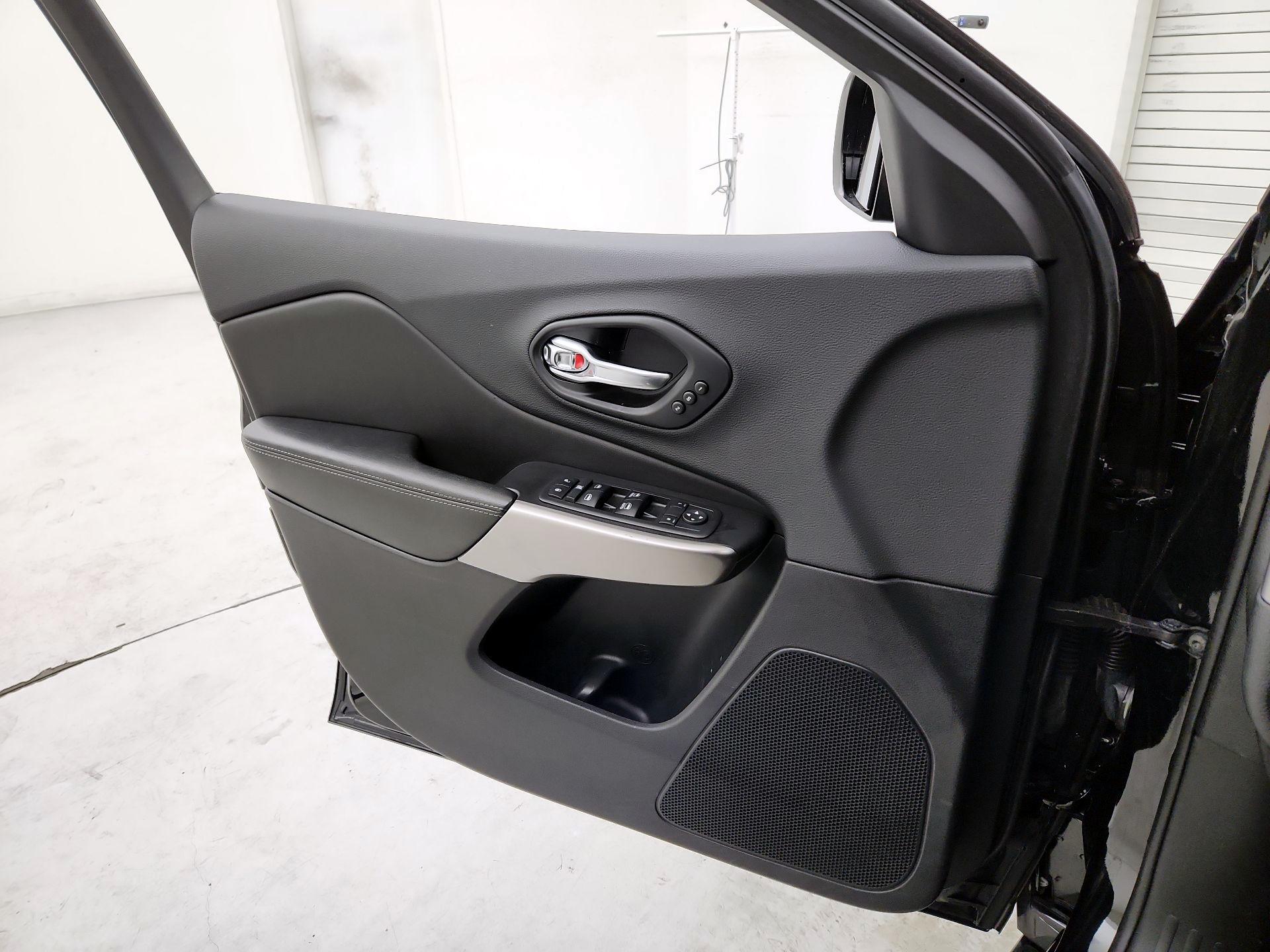 Thumbnail: 2019 Jeep Cherokee - 12